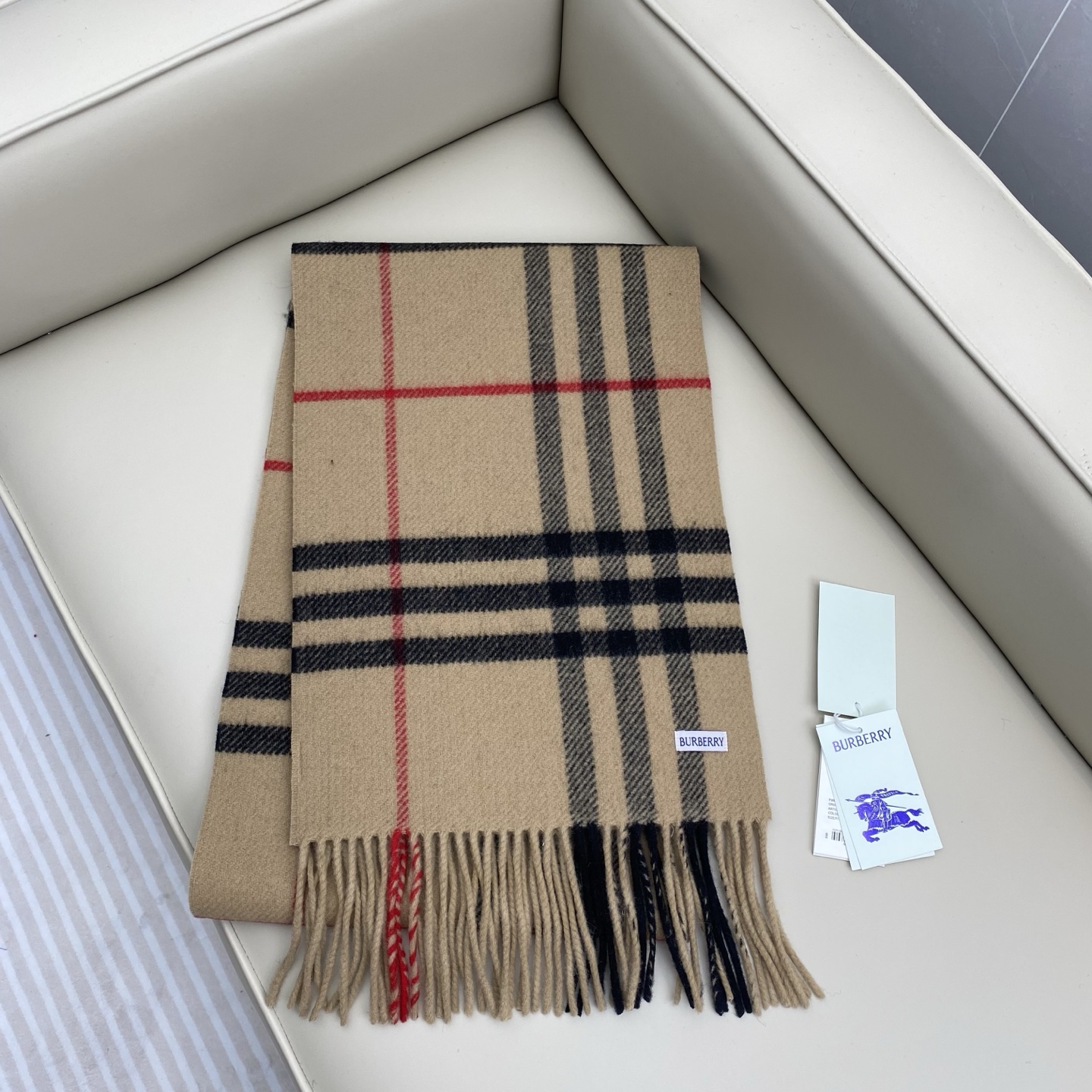 BBR经典格220*32cm 100%羊绒经典格纹羊绒围巾，整个制作流程历经 30 道精细工序，以传统纺