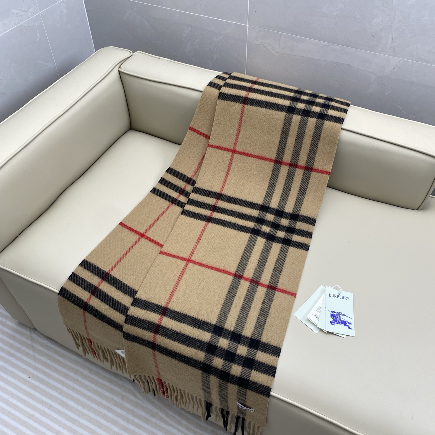 BBR经典格220*32cm 100%羊绒经典格纹羊绒围巾，整个制作流程历经 30 道精细工序，以传统纺