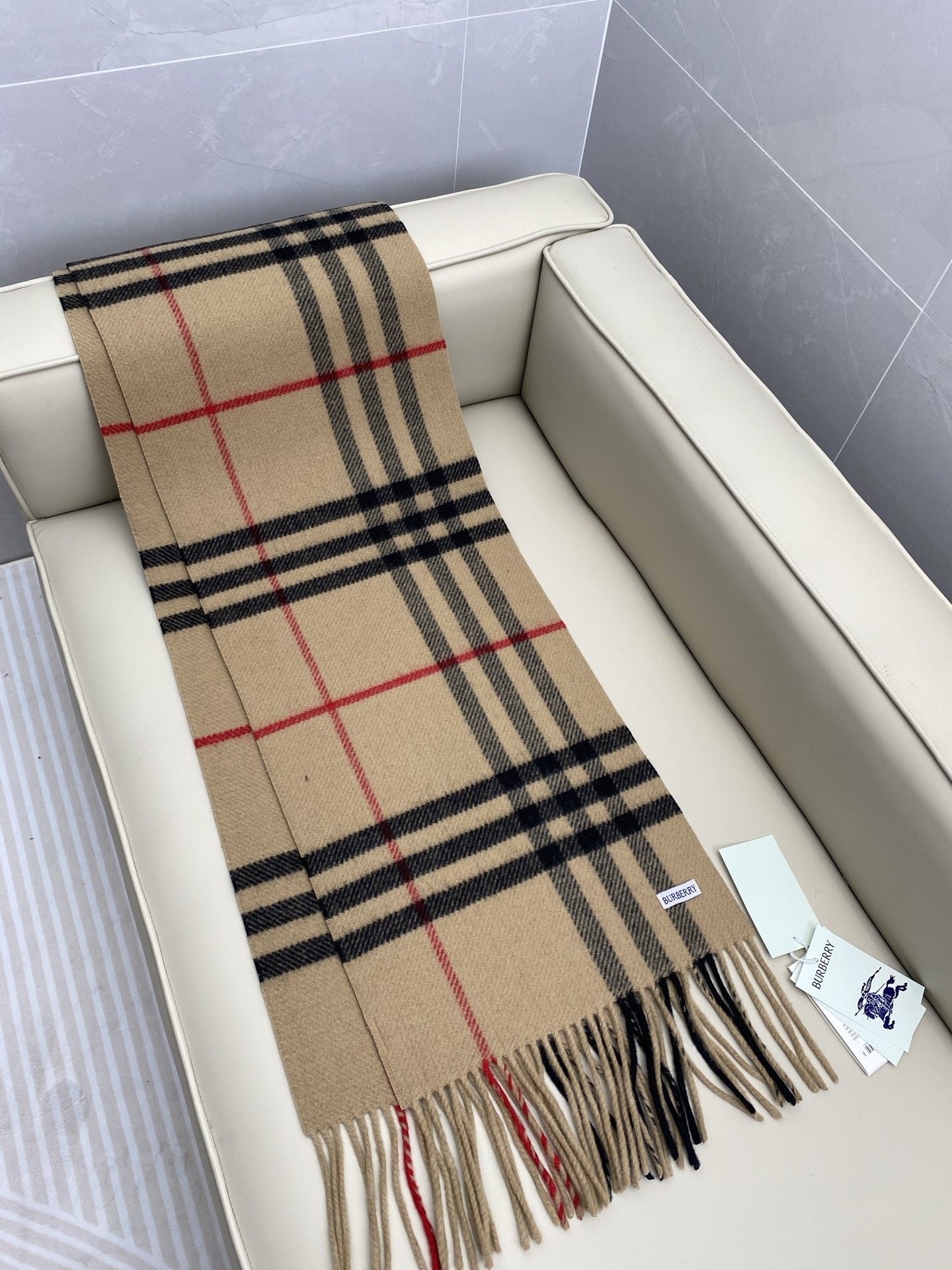 BBR经典格220*32cm 100%羊绒经典格纹羊绒围巾，整个制作流程历经 30 道精细工序，以传统纺