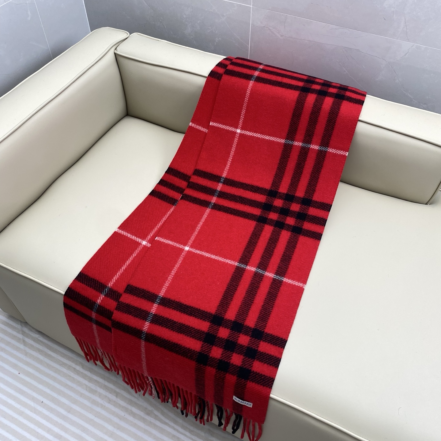 BBR经典格220*32cm 100%羊绒经典格纹羊绒围巾，整个制作流程历经 30 道精细工序，以传统纺