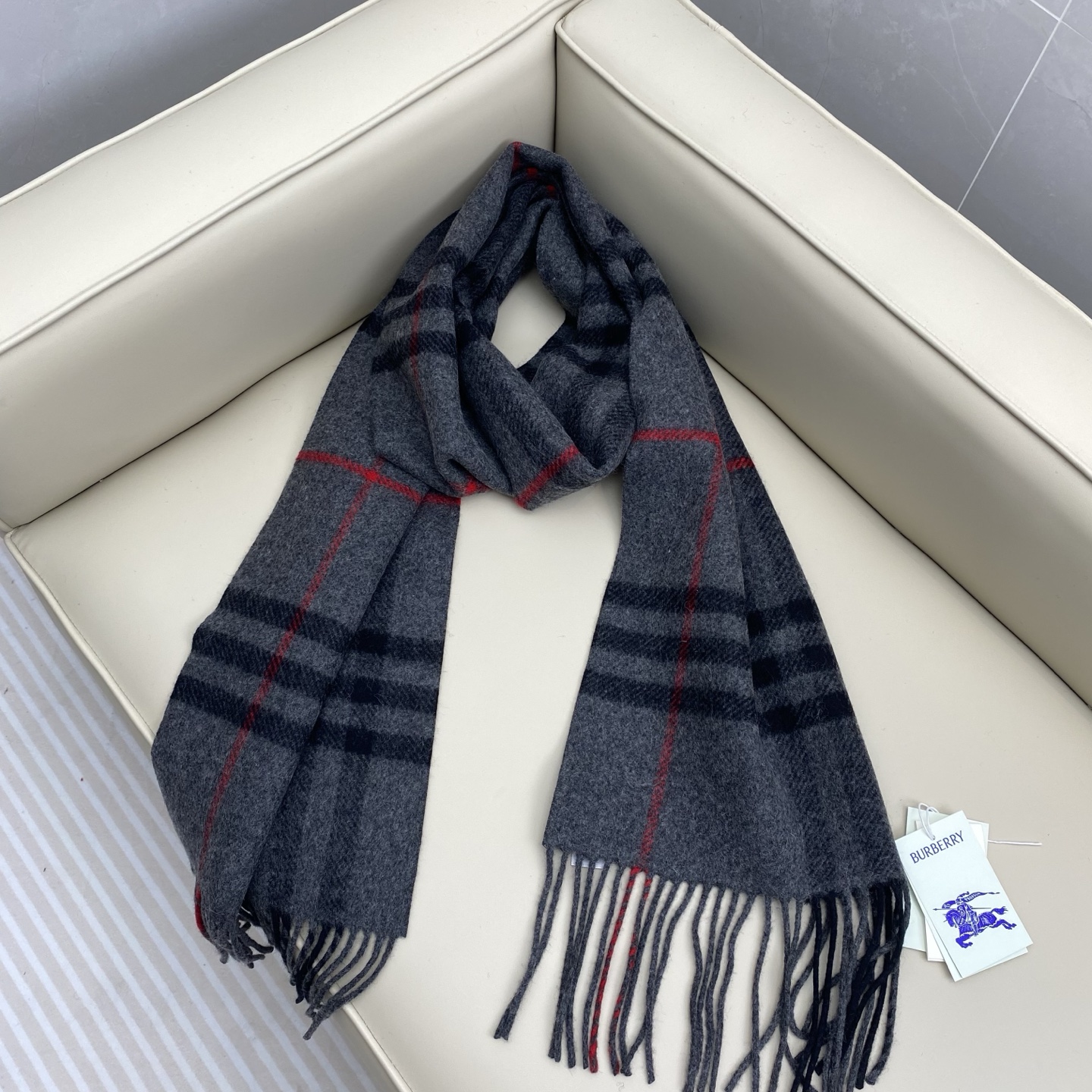 BBR经典格220*32cm 100%羊绒经典格纹羊绒围巾，整个制作流程历经 30 道精细工序，以传统纺