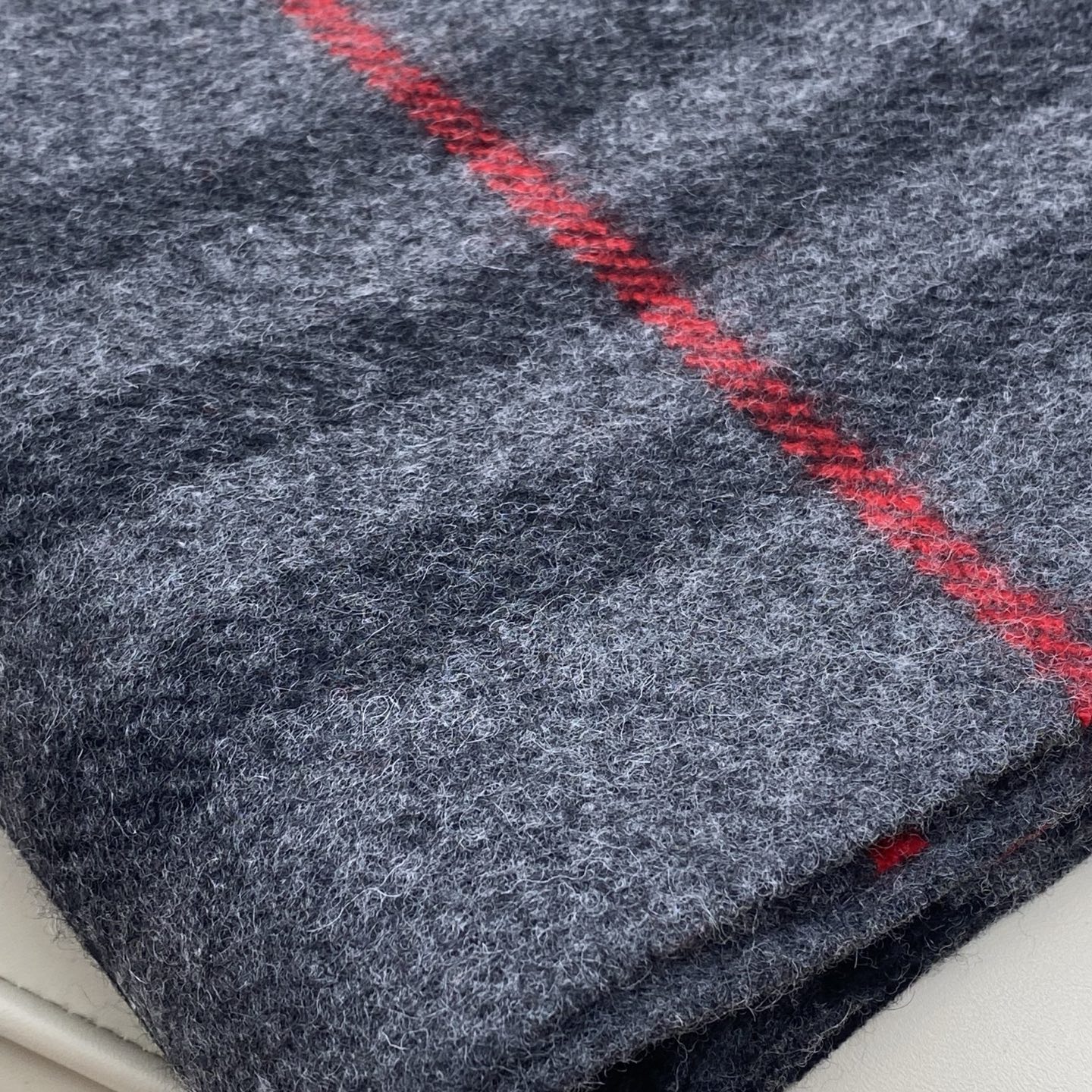 BBR经典格220*32cm 100%羊绒经典格纹羊绒围巾，整个制作流程历经 30 道精细工序，以传统纺