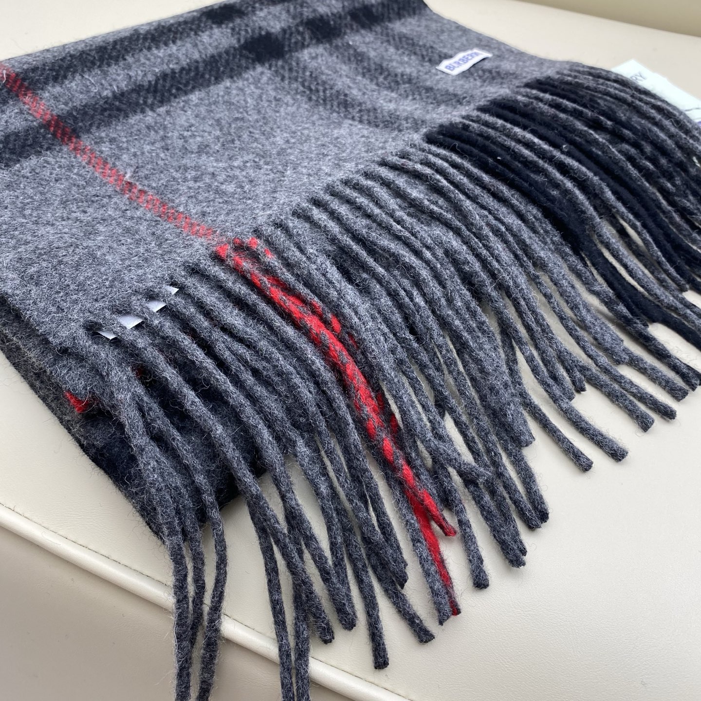 BBR经典格220*32cm 100%羊绒经典格纹羊绒围巾，整个制作流程历经 30 道精细工序，以传统纺