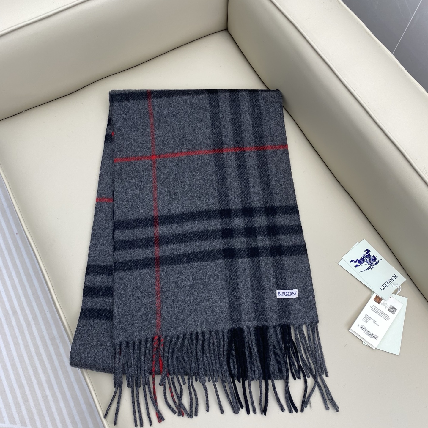 BBR经典格220*32cm 100%羊绒经典格纹羊绒围巾，整个制作流程历经 30 道精细工序，以传统纺