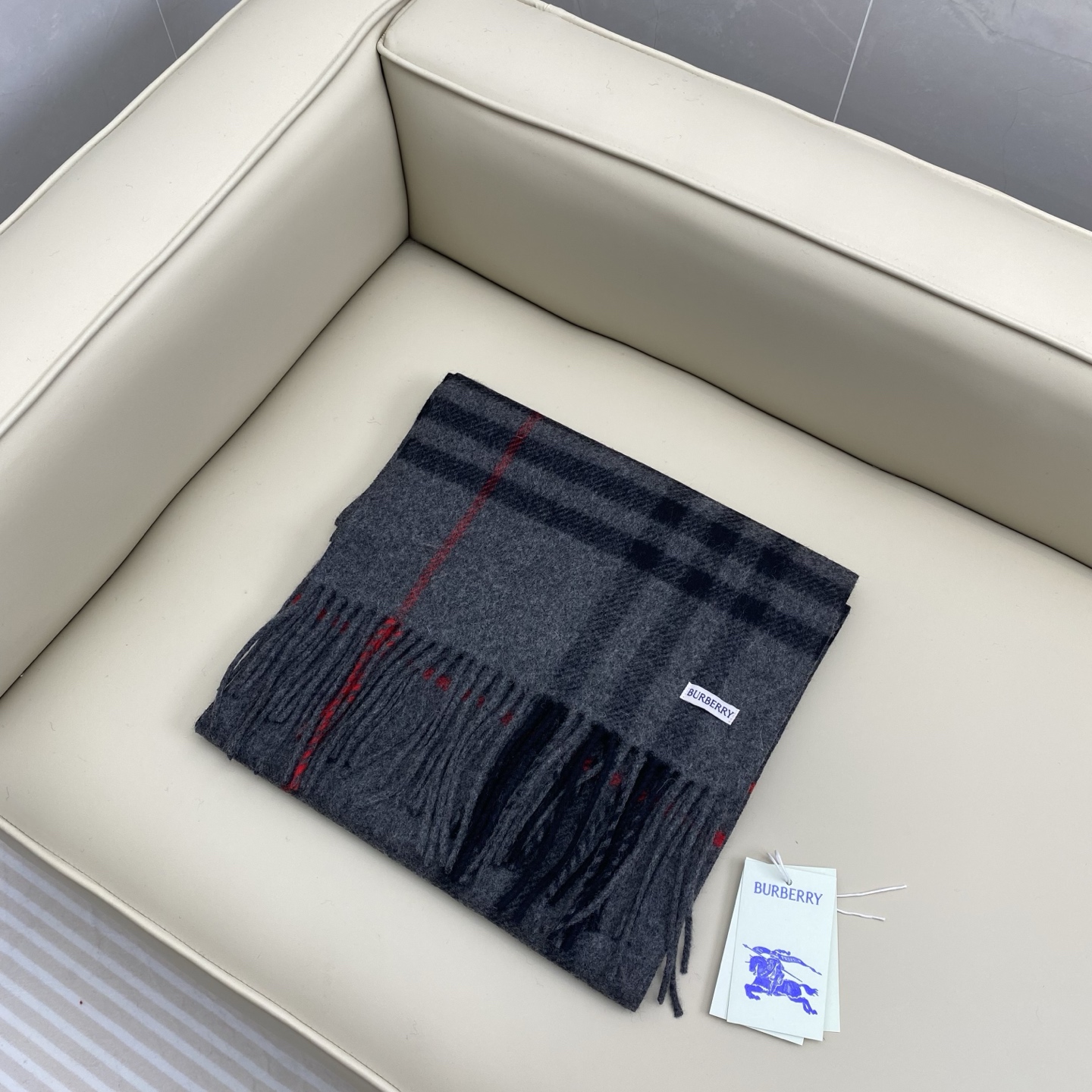 BBR经典格220*32cm 100%羊绒经典格纹羊绒围巾，整个制作流程历经 30 道精细工序，以传统纺