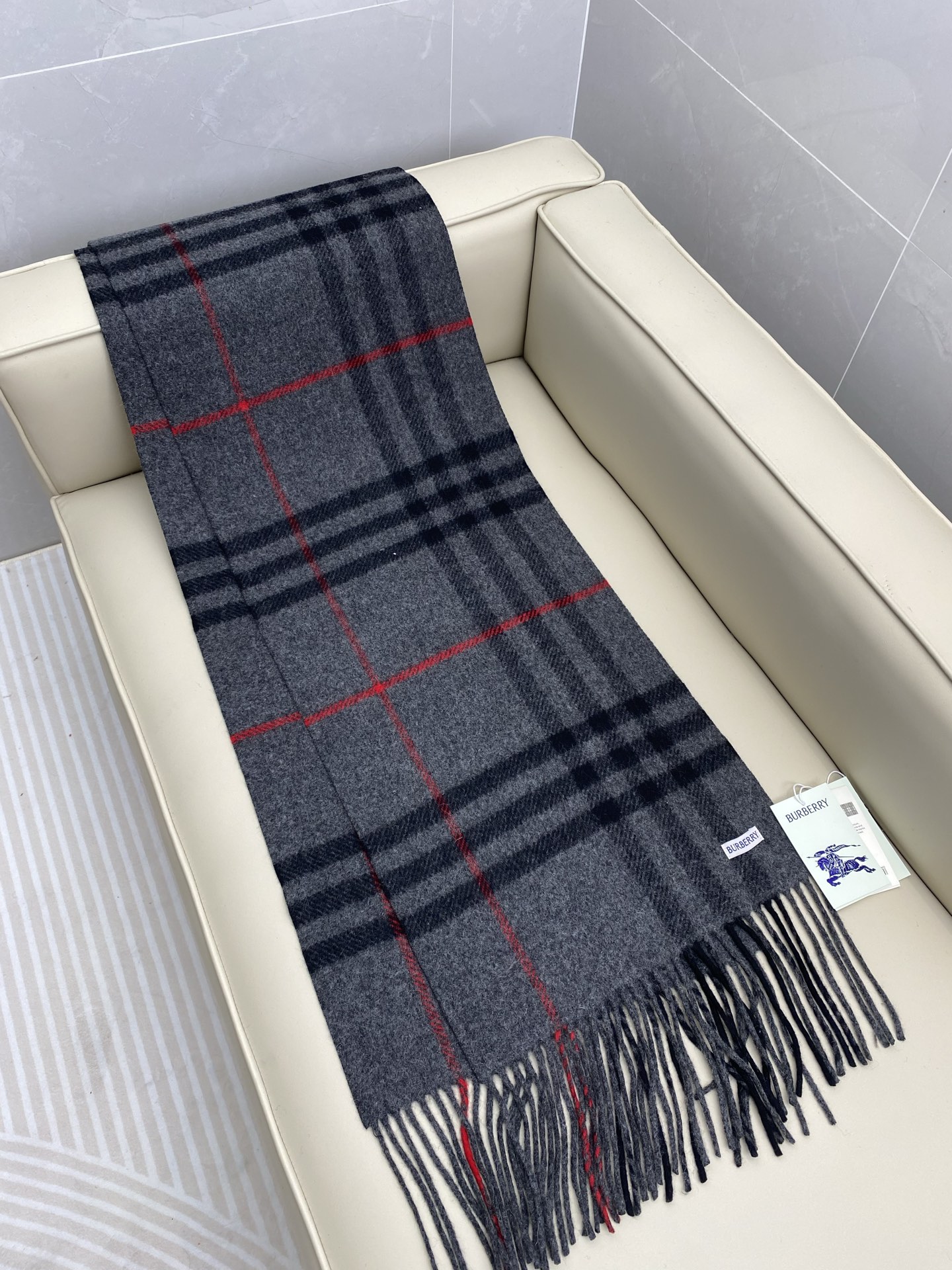 BBR经典格220*32cm 100%羊绒经典格纹羊绒围巾，整个制作流程历经 30 道精细工序，以传统纺