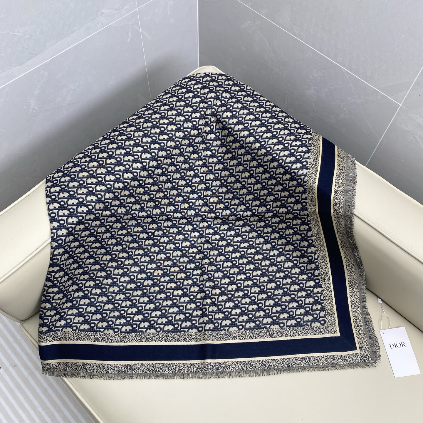 迪奥 Dior披肩方巾❤️经典字母老花👍搭配丝毛混纺的华美质感，与成衣和配饰系列单品搭配相宜。尺寸：14