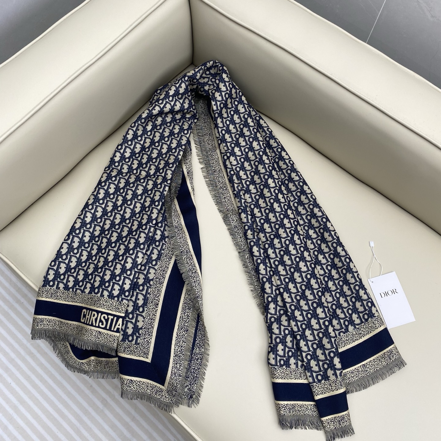 迪奥 Dior披肩方巾❤️经典字母老花👍搭配丝毛混纺的华美质感，与成衣和配饰系列单品搭配相宜。尺寸：14