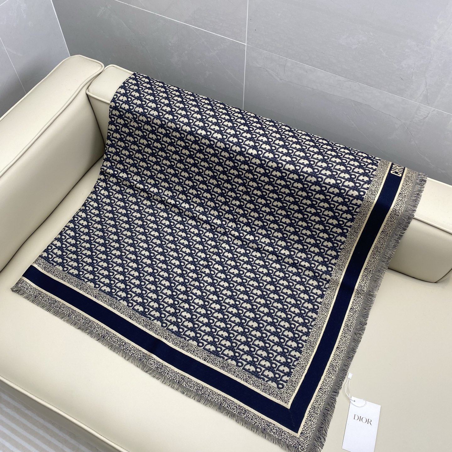 迪奥 Dior披肩方巾❤️经典字母老花👍搭配丝毛混纺的华美质感，与成衣和配饰系列单品搭配相宜。尺寸：14