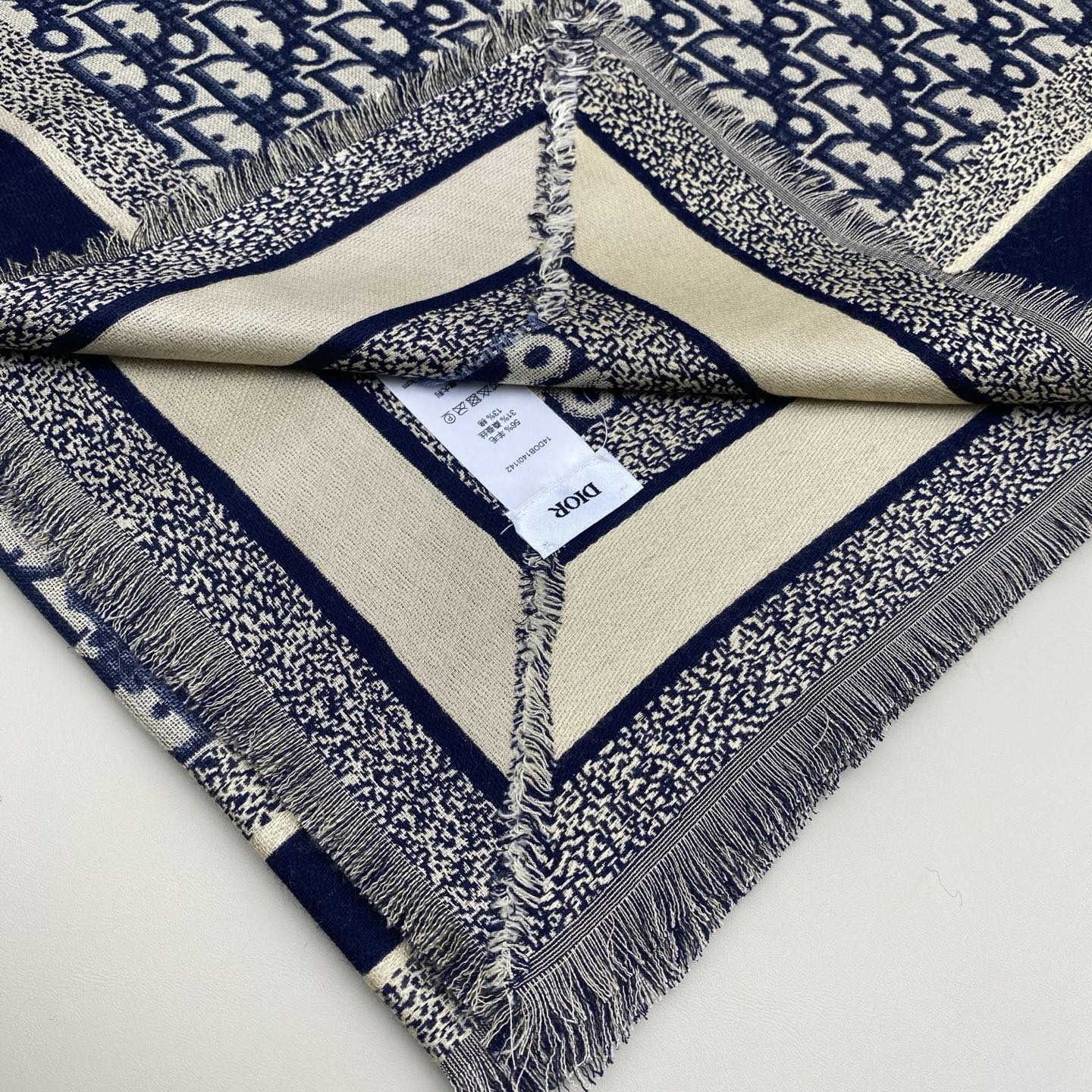 迪奥 Dior披肩方巾❤️经典字母老花👍搭配丝毛混纺的华美质感，与成衣和配饰系列单品搭配相宜。尺寸：14