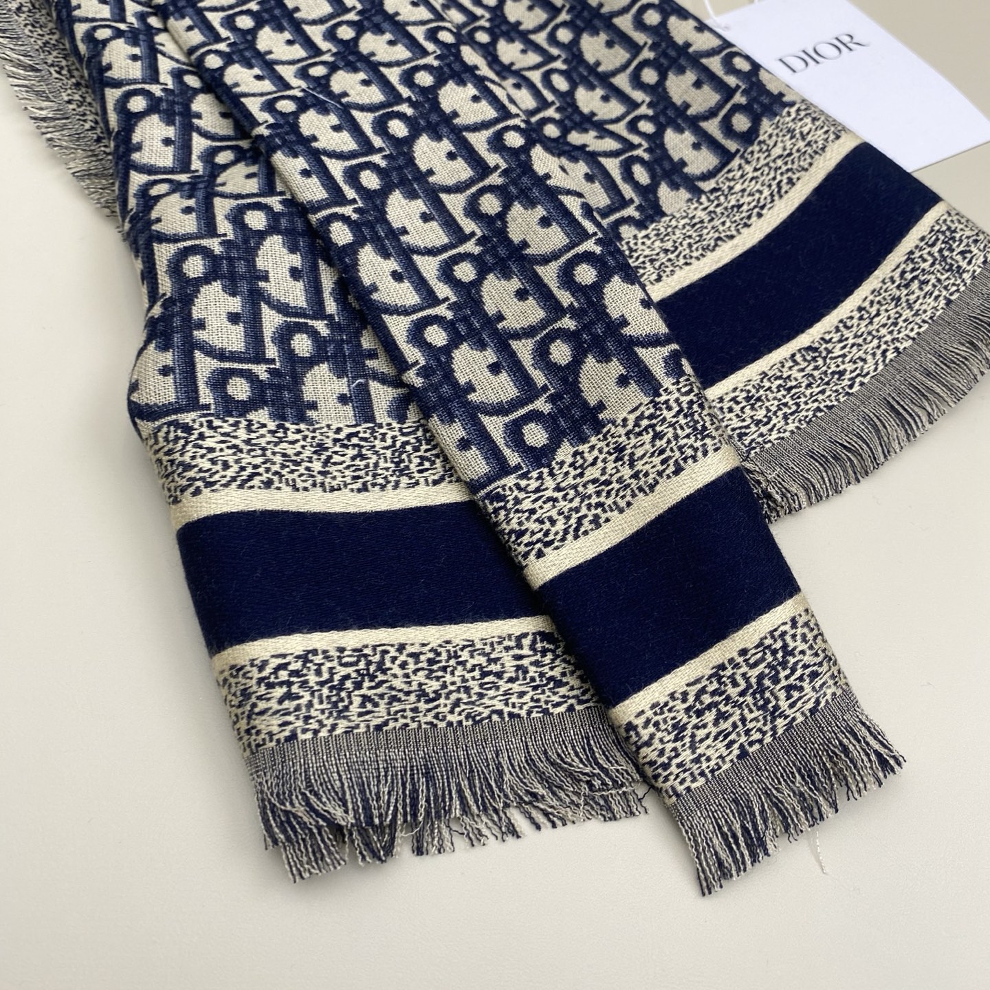 迪奥 Dior披肩方巾❤️经典字母老花👍搭配丝毛混纺的华美质感，与成衣和配饰系列单品搭配相宜。尺寸：14