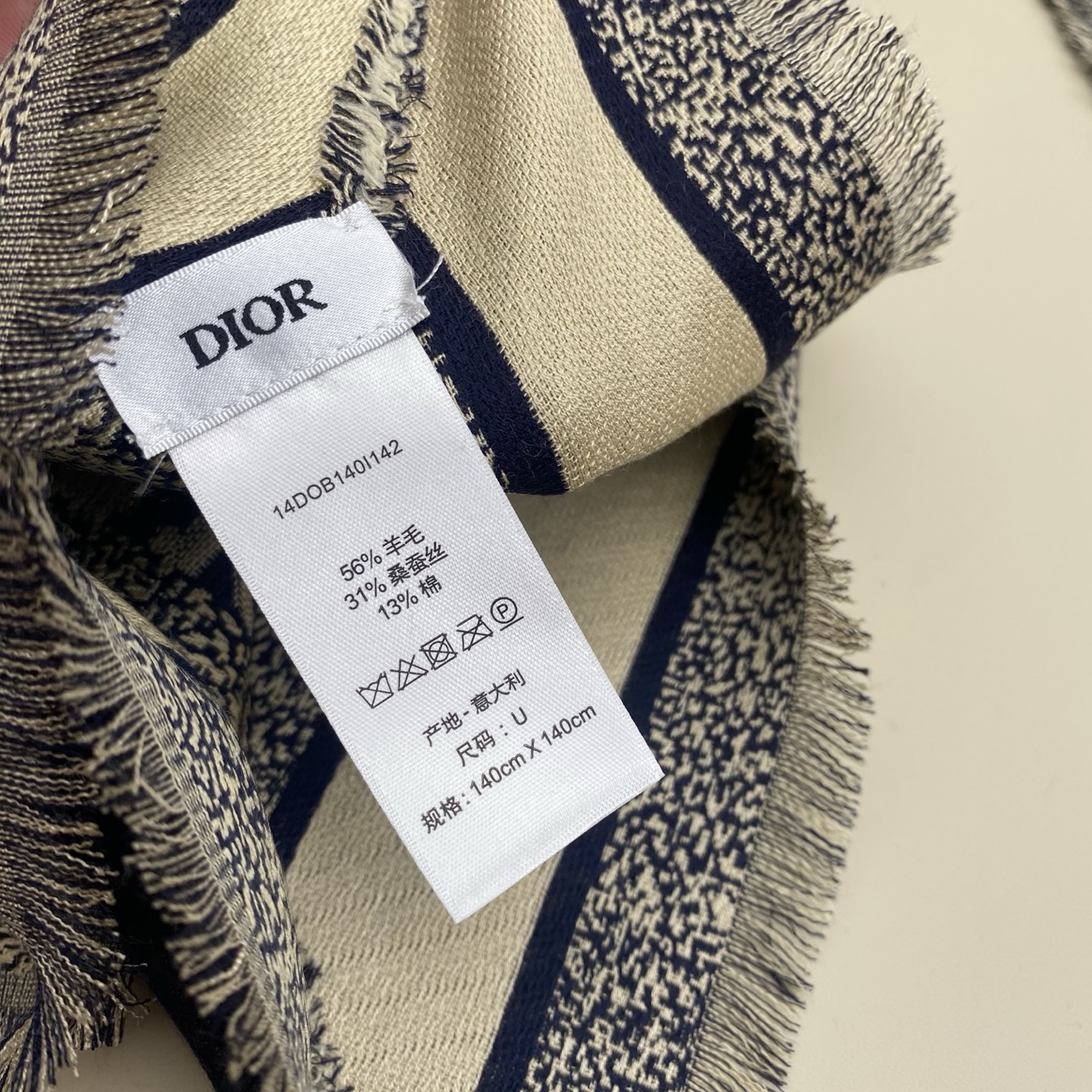 迪奥 Dior披肩方巾❤️经典字母老花👍搭配丝毛混纺的华美质感，与成衣和配饰系列单品搭配相宜。尺寸：14