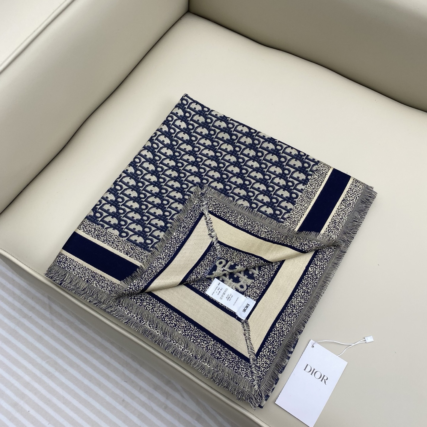 迪奥 Dior披肩方巾❤️经典字母老花👍搭配丝毛混纺的华美质感，与成衣和配饰系列单品搭配相宜。尺寸：14