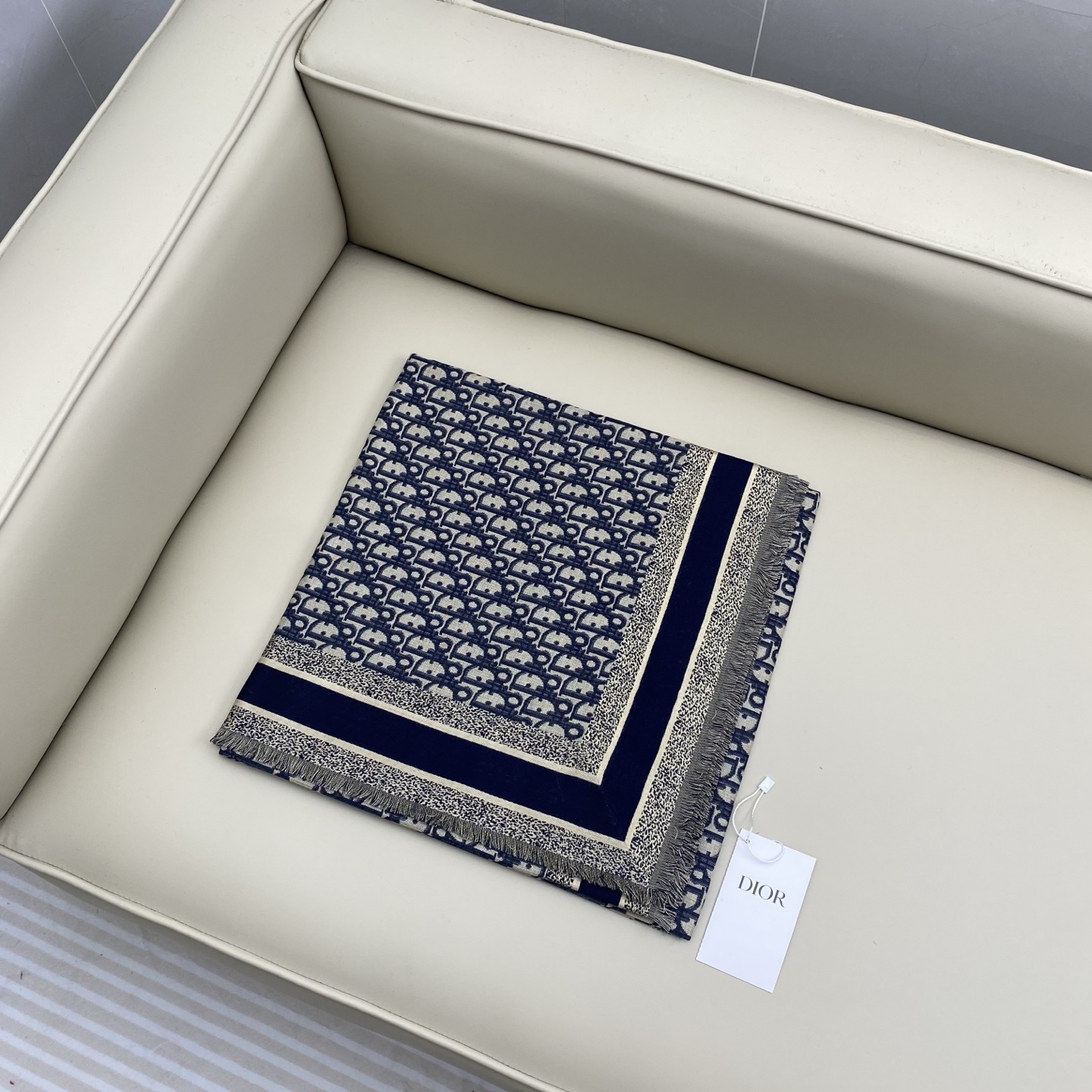 迪奥 Dior披肩方巾❤️经典字母老花👍搭配丝毛混纺的华美质感，与成衣和配饰系列单品搭配相宜。尺寸：14