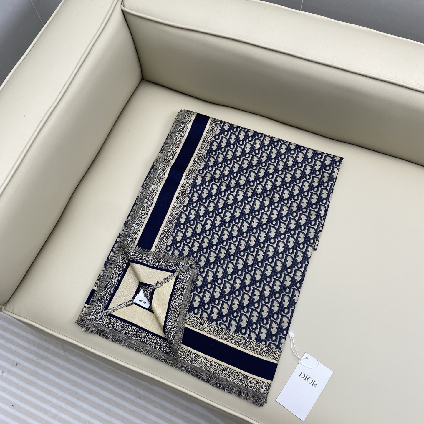 迪奥 Dior披肩方巾❤️经典字母老花👍搭配丝毛混纺的华美质感，与成衣和配饰系列单品搭配相宜。尺寸：14