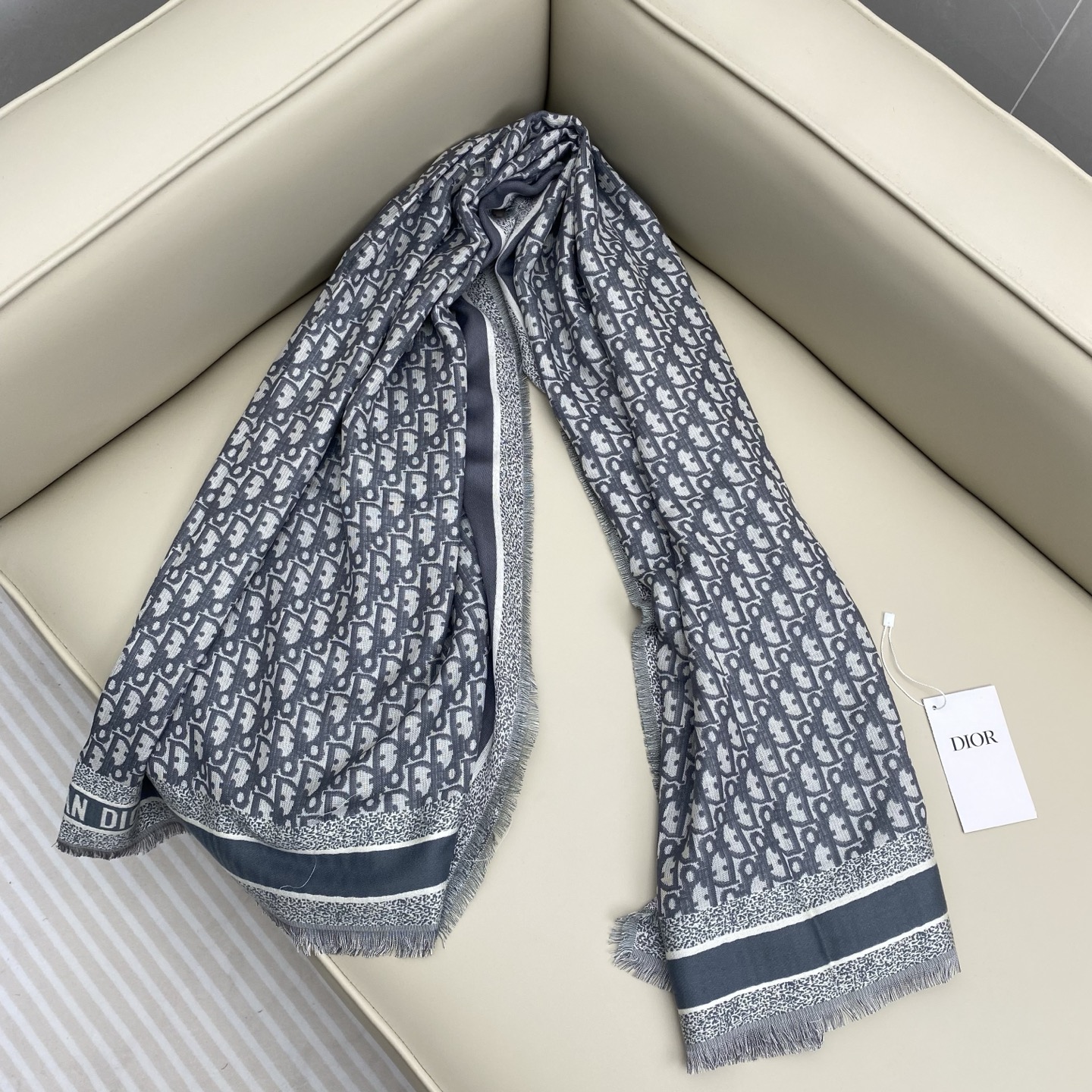 迪奥 Dior披肩方巾❤️经典字母老花👍搭配丝毛混纺的华美质感，与成衣和配饰系列单品搭配相宜。尺寸：14