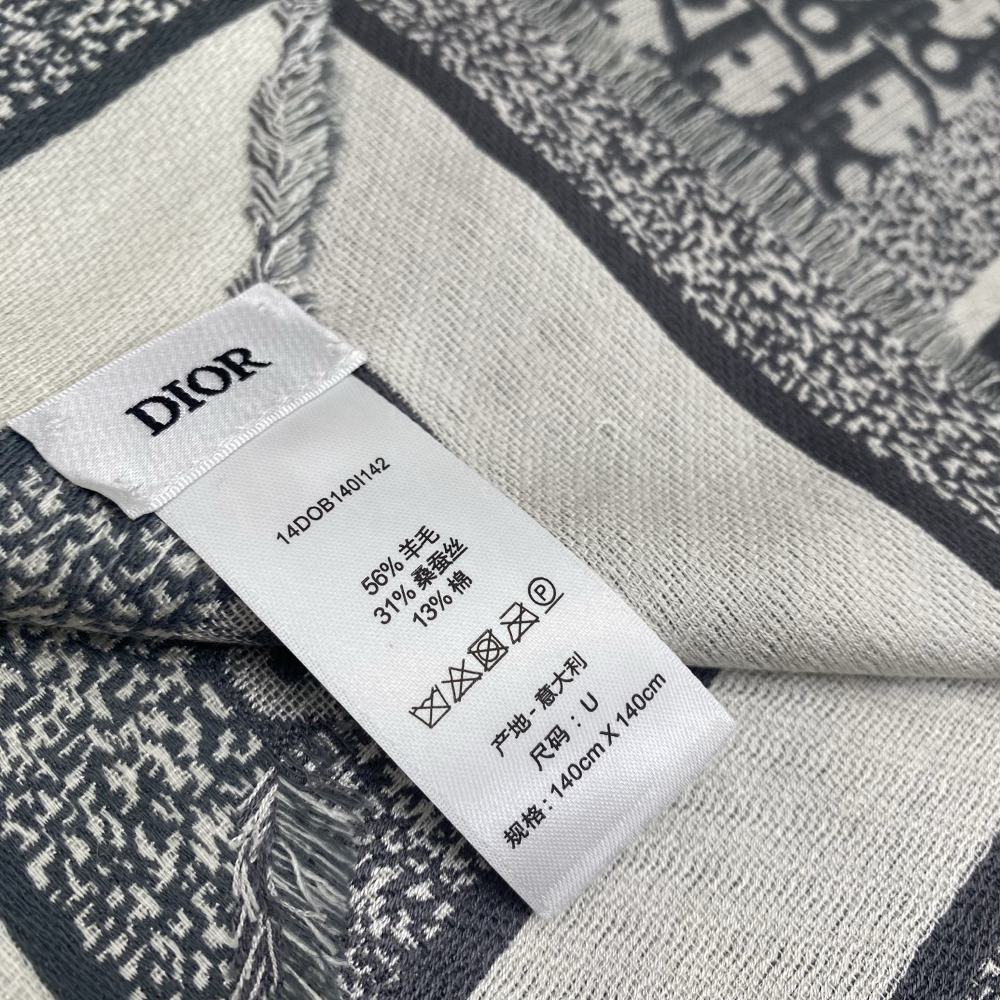 迪奥 Dior披肩方巾❤️经典字母老花👍搭配丝毛混纺的华美质感，与成衣和配饰系列单品搭配相宜。尺寸：14
