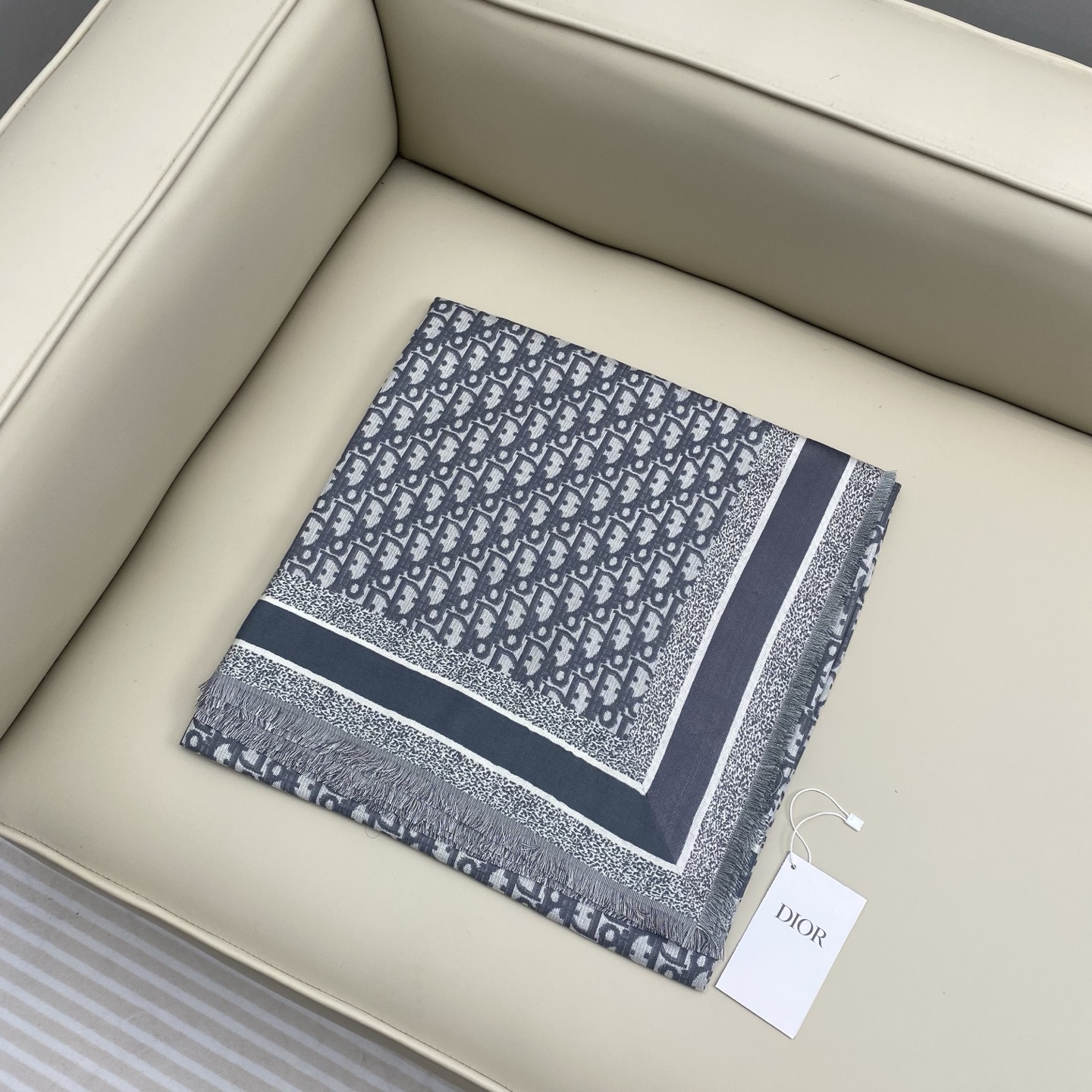 迪奥 Dior披肩方巾❤️经典字母老花👍搭配丝毛混纺的华美质感，与成衣和配饰系列单品搭配相宜。尺寸：14