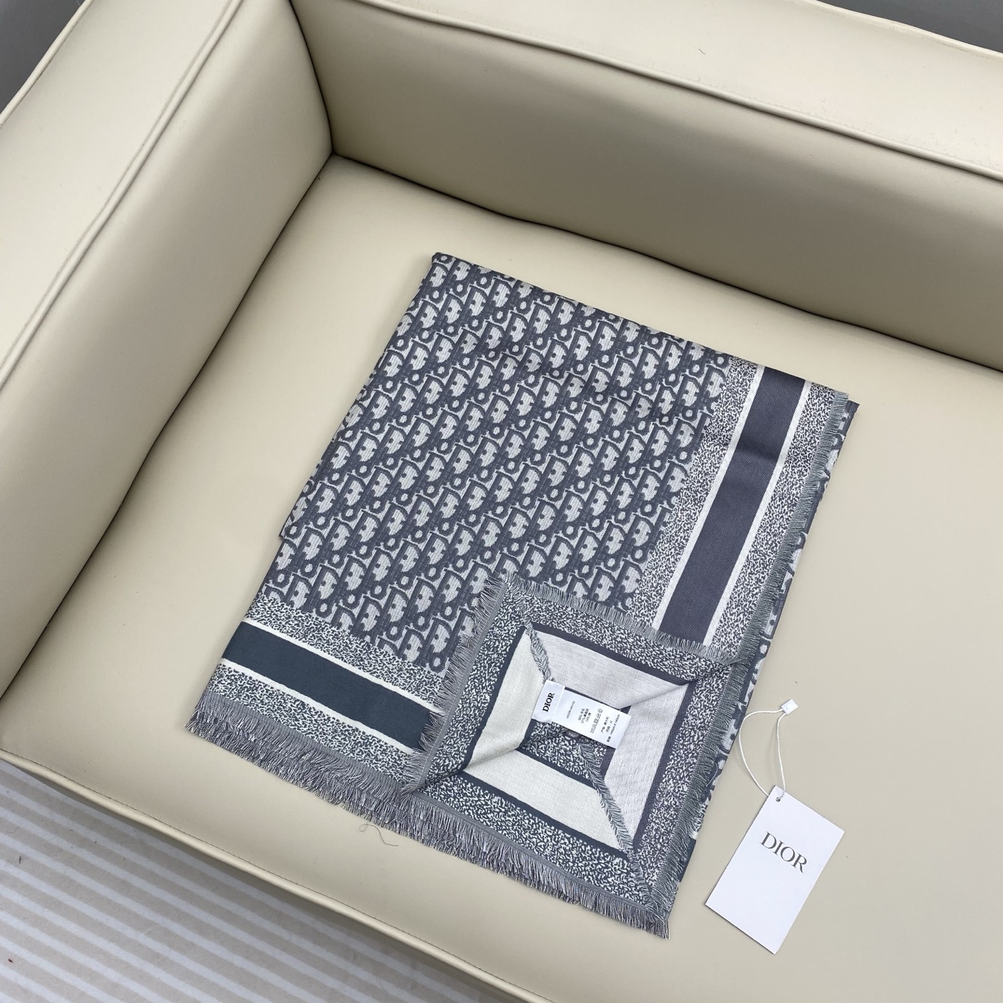 迪奥 Dior披肩方巾❤️经典字母老花👍搭配丝毛混纺的华美质感，与成衣和配饰系列单品搭配相宜。尺寸：14