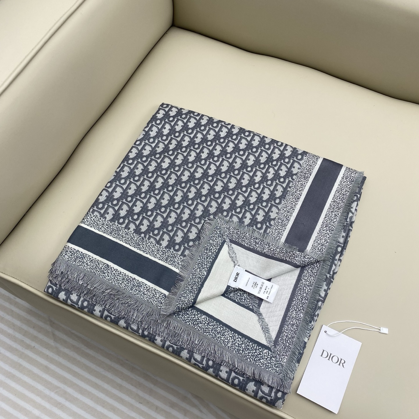 迪奥 Dior披肩方巾❤️经典字母老花👍搭配丝毛混纺的华美质感，与成衣和配饰系列单品搭配相宜。尺寸：14