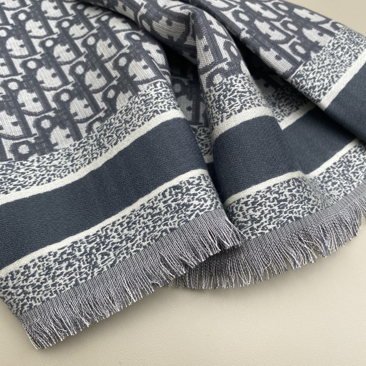 迪奥 Dior披肩方巾❤️经典字母老花👍搭配丝毛混纺的华美质感，与成衣和配饰系列单品搭配相宜。尺寸：14