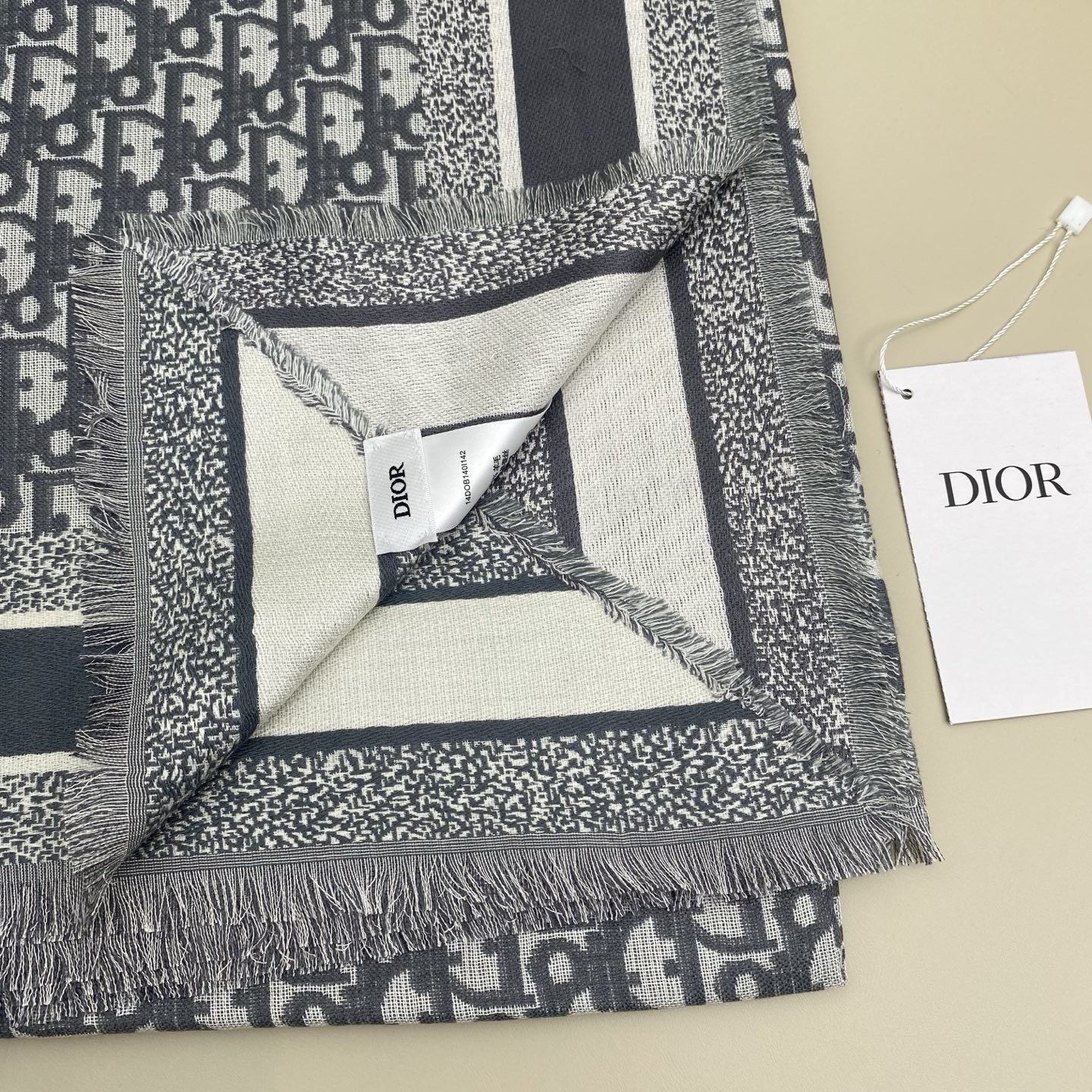 迪奥 Dior披肩方巾❤️经典字母老花👍搭配丝毛混纺的华美质感，与成衣和配饰系列单品搭配相宜。尺寸：14