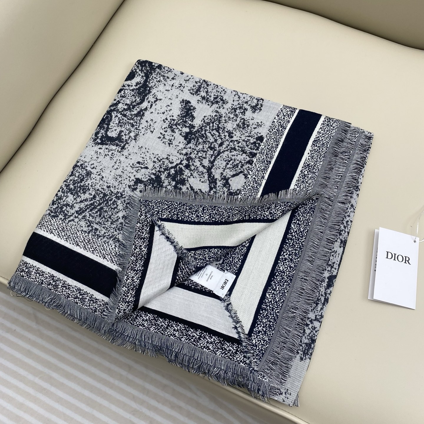 ❤️CD原版定制 画图用了半个月时间 爆款推荐 剪花动物方巾 复古做旧颜色 四边剪花提花工艺 经典丛林主