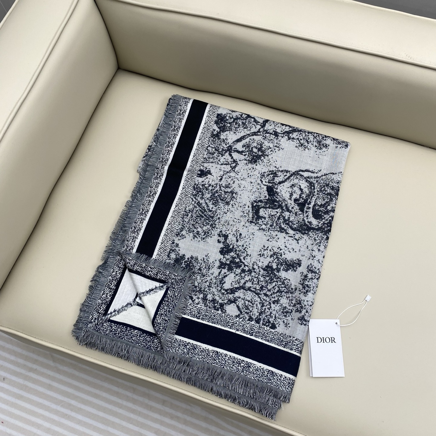 ❤️CD原版定制 画图用了半个月时间 爆款推荐 剪花动物方巾 复古做旧颜色 四边剪花提花工艺 经典丛林主