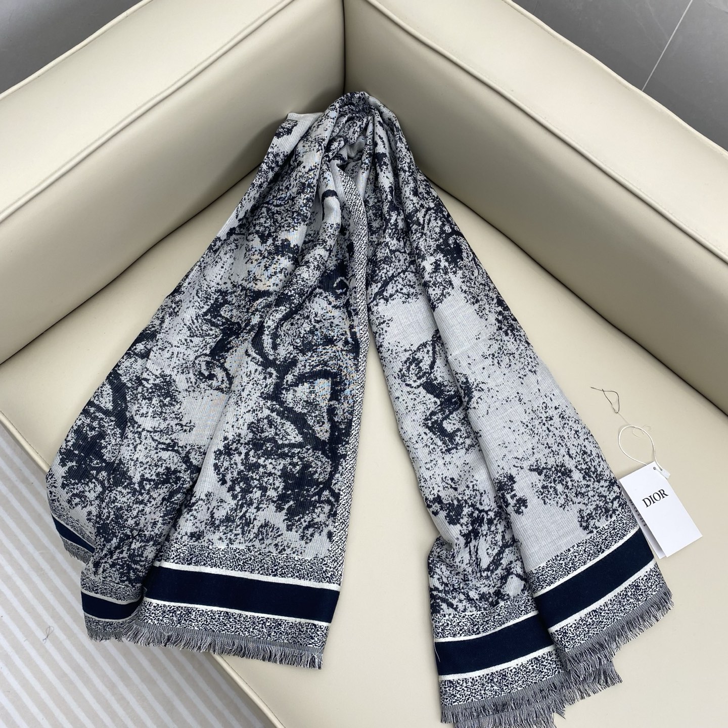 ❤️CD原版定制 画图用了半个月时间 爆款推荐 剪花动物方巾 复古做旧颜色 四边剪花提花工艺 经典丛林主