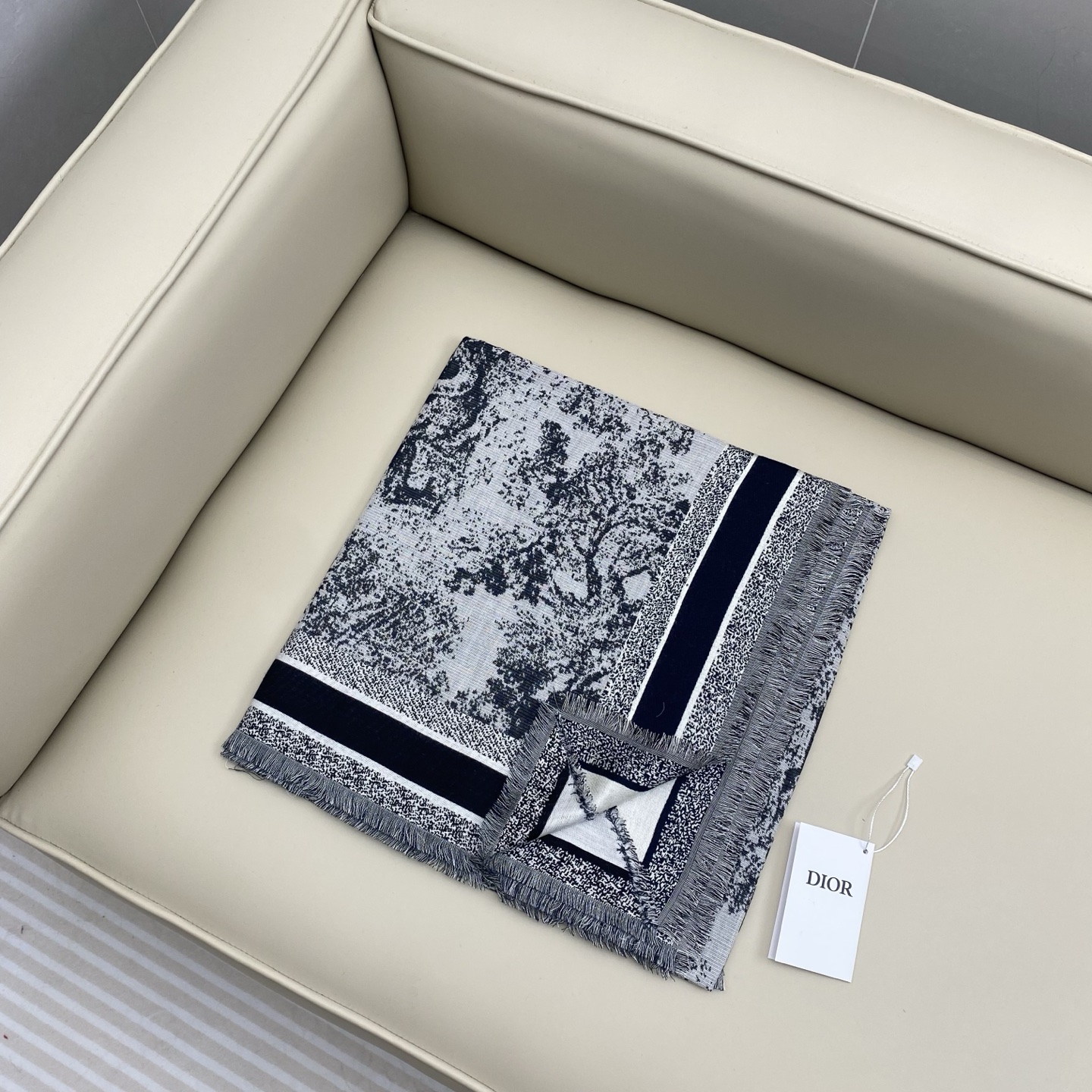 ❤️CD原版定制 画图用了半个月时间 爆款推荐 剪花动物方巾 复古做旧颜色 四边剪花提花工艺 经典丛林主