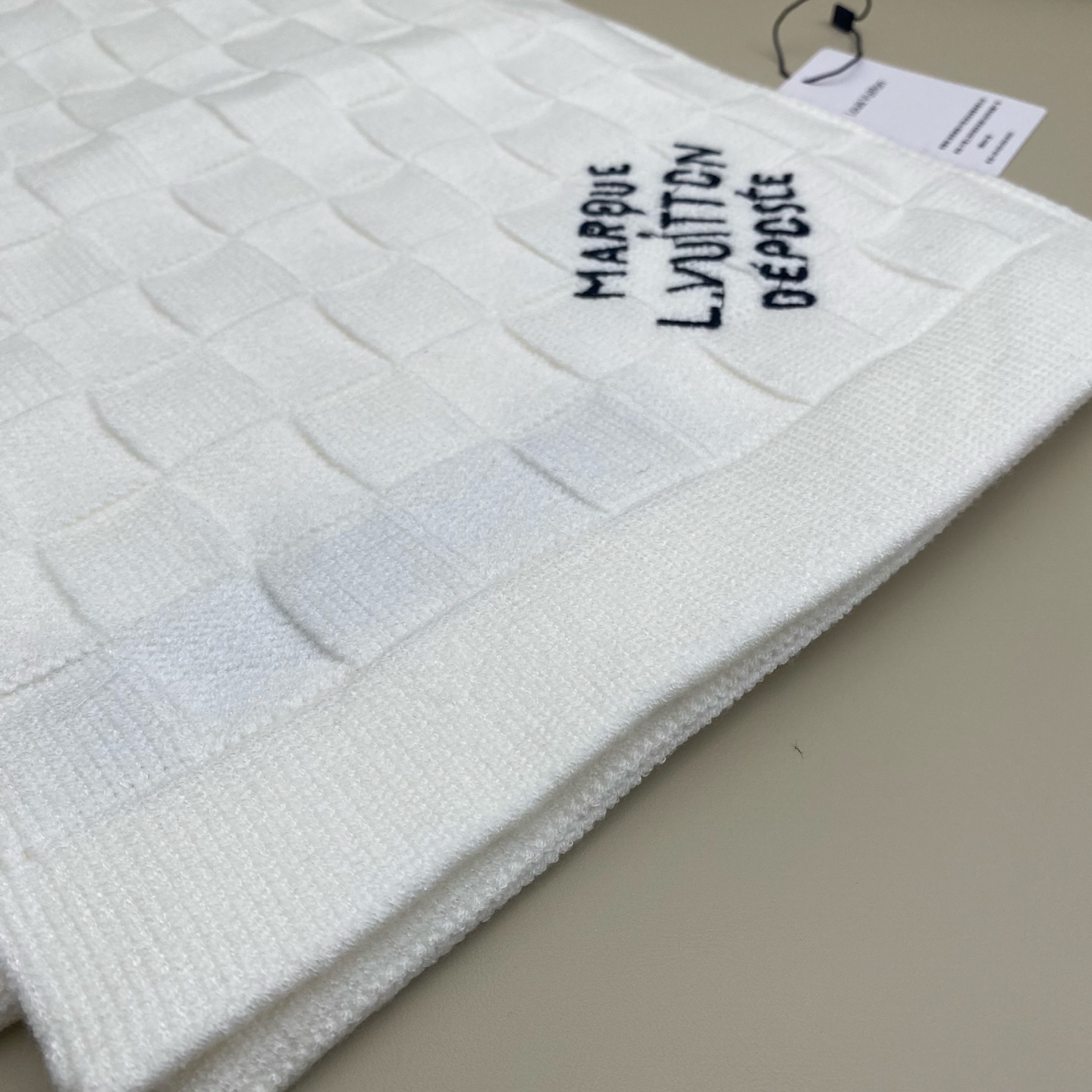 Louis Vuitto. new scarf 新款出货🆕Damier Snug 围巾以绵羊毛针织呈现立