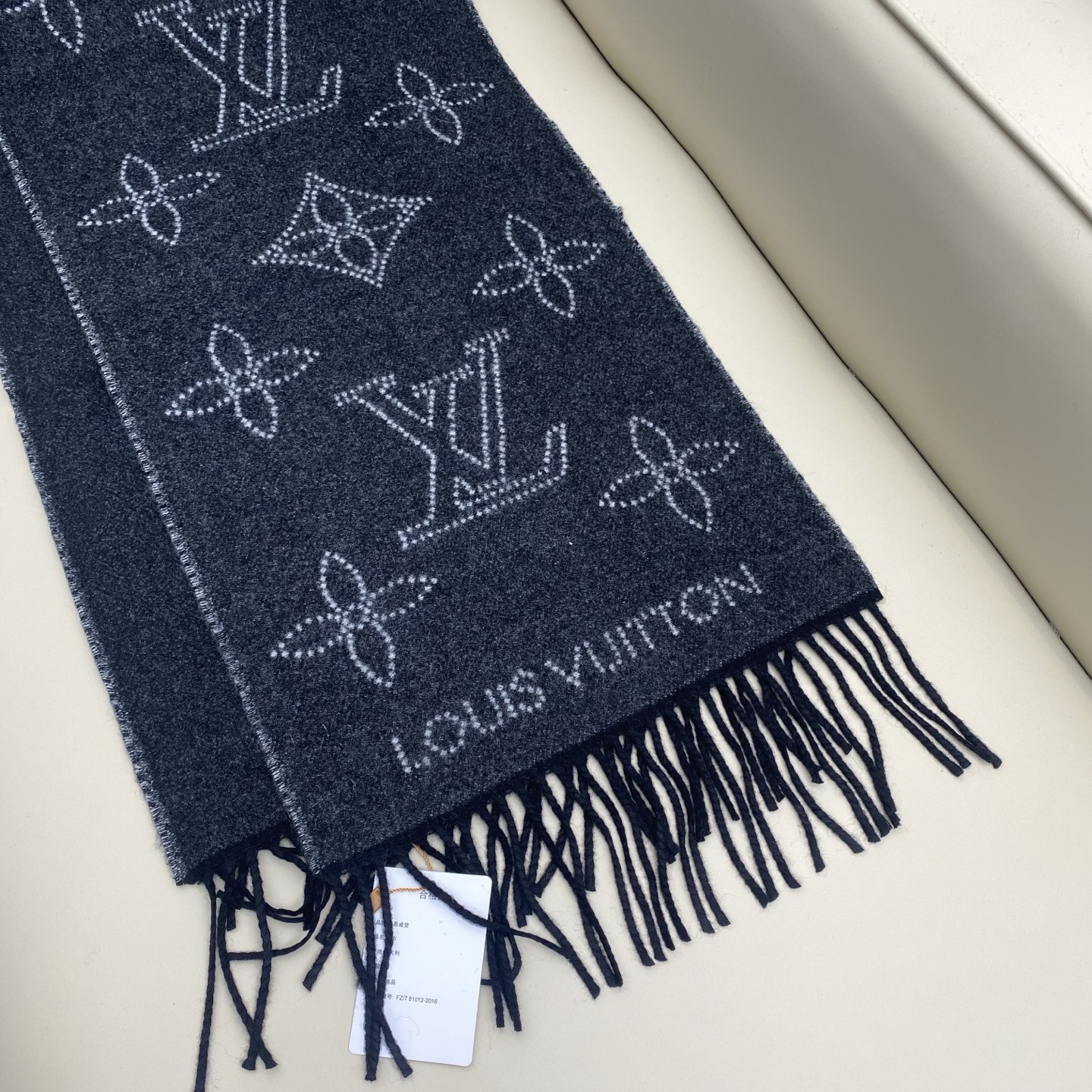 𝐋 𝐕 𝟐𝟎𝟐𝟑新 《Mahina Flight Mode 围巾》黑灰色 M77902 𝐒𝐢𝐳𝐞 𝟏𝟕𝟔