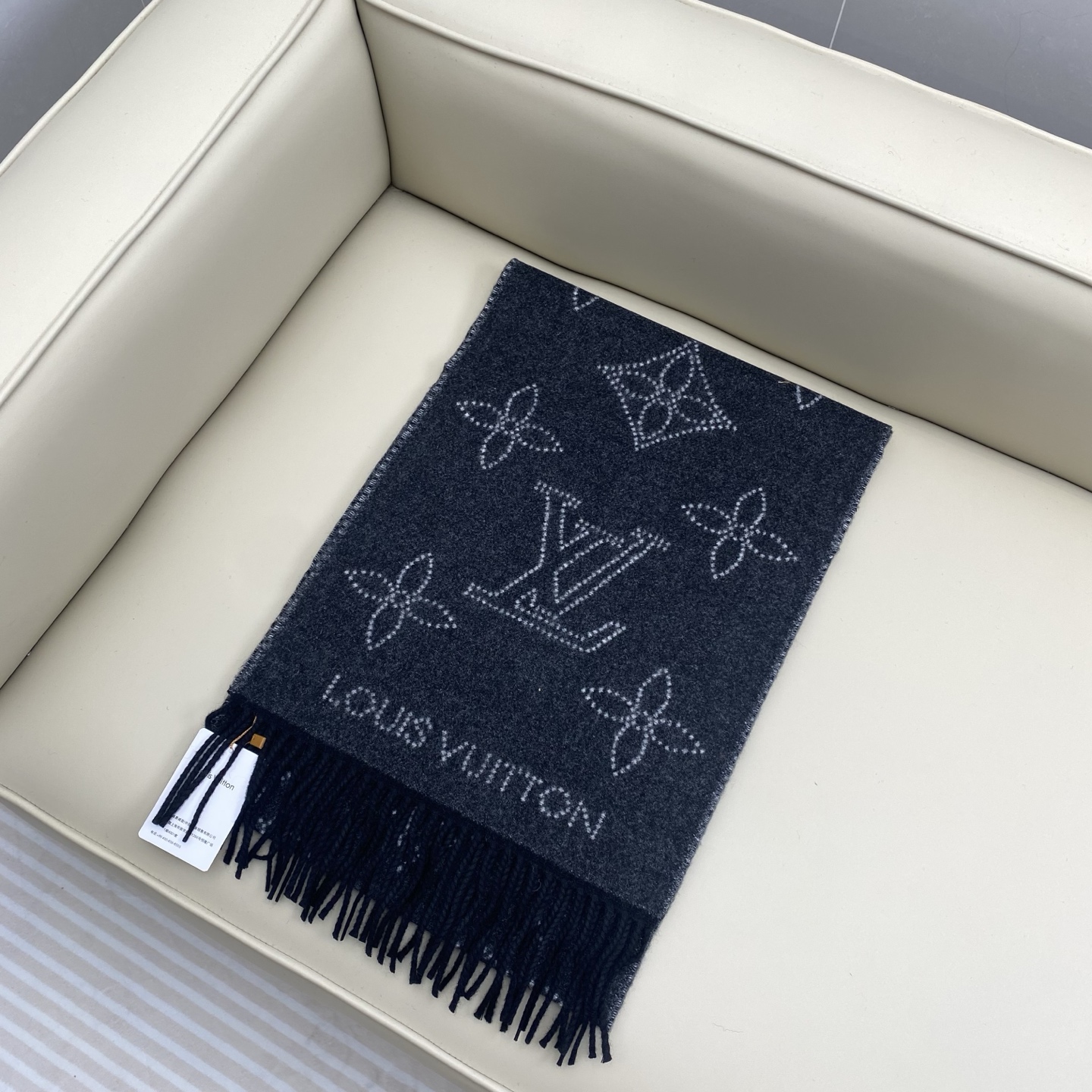 𝐋 𝐕 𝟐𝟎𝟐𝟑新 《Mahina Flight Mode 围巾》黑灰色 M77902 𝐒𝐢𝐳𝐞 𝟏𝟕𝟔