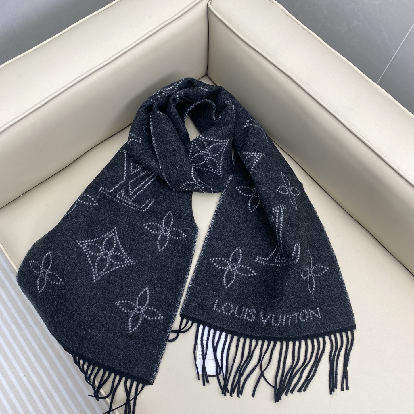 𝐋 𝐕 𝟐𝟎𝟐𝟑新 《Mahina Flight Mode 围巾》黑灰色 M77902 𝐒𝐢𝐳𝐞 𝟏𝟕𝟔