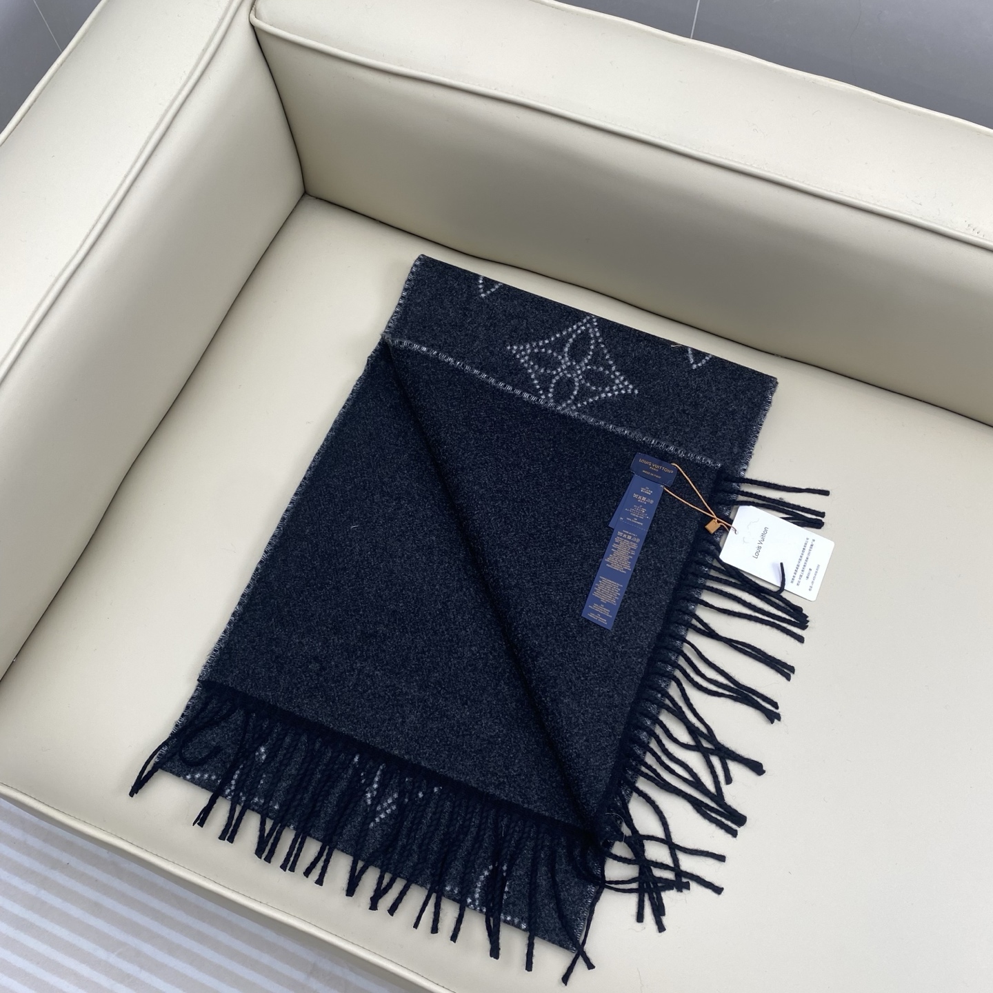 𝐋 𝐕 𝟐𝟎𝟐𝟑新 《Mahina Flight Mode 围巾》黑灰色 M77902 𝐒𝐢𝐳𝐞 𝟏𝟕𝟔