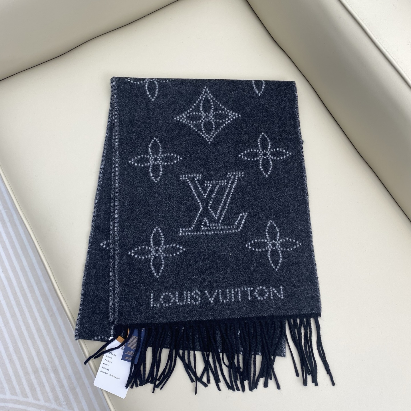 𝐋 𝐕 𝟐𝟎𝟐𝟑新 《Mahina Flight Mode 围巾》黑灰色 M77902 𝐒𝐢𝐳𝐞 𝟏𝟕𝟔