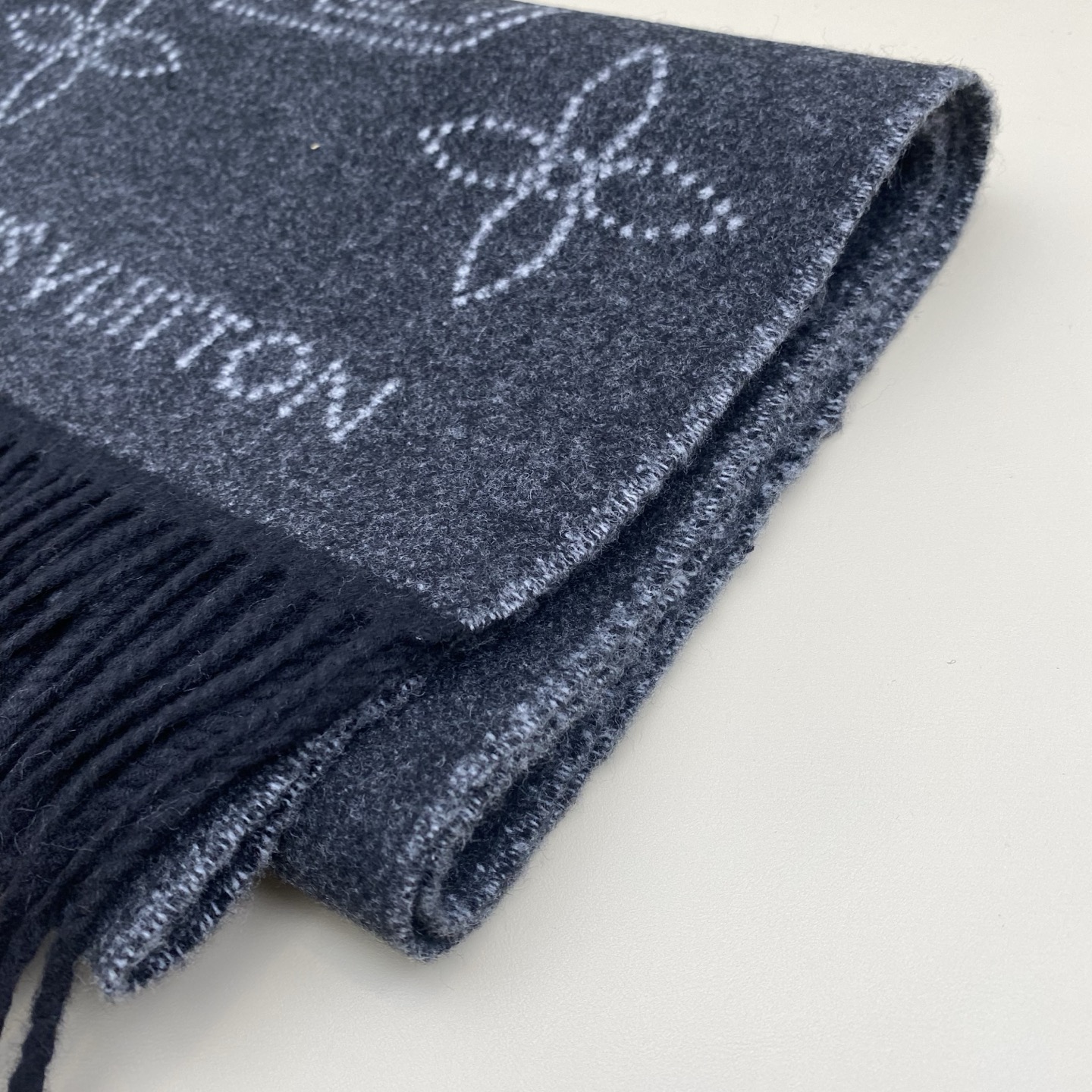 𝐋 𝐕 𝟐𝟎𝟐𝟑新 《Mahina Flight Mode 围巾》黑灰色 M77902 𝐒𝐢𝐳𝐞 𝟏𝟕𝟔