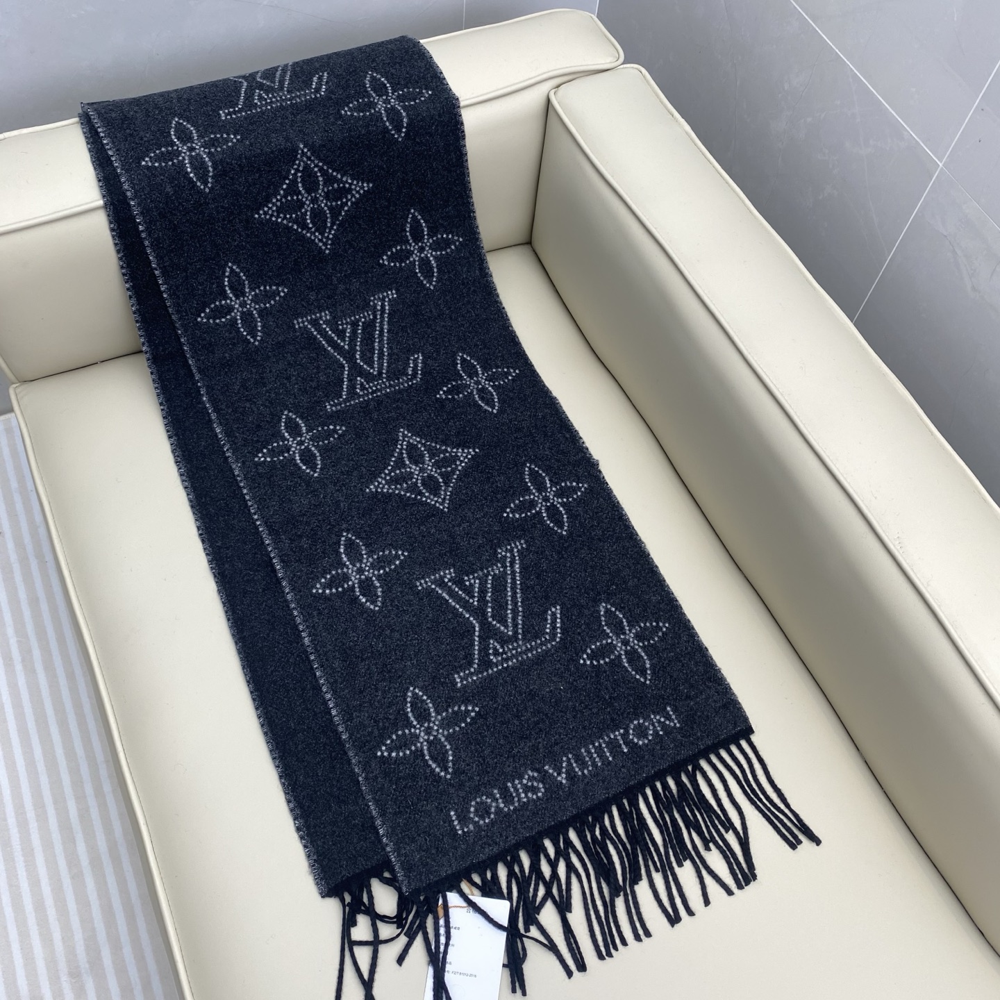 𝐋 𝐕 𝟐𝟎𝟐𝟑新 《Mahina Flight Mode 围巾》黑灰色 M77902 𝐒𝐢𝐳𝐞 𝟏𝟕𝟔