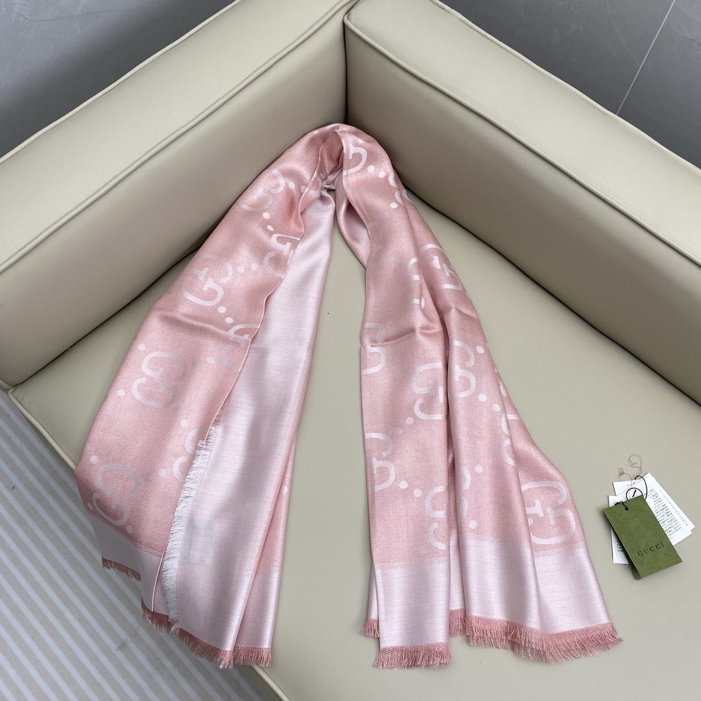 𝐆𝐆 金属提花披肩135*135cm.32%粘胶纤维.25%绵.24%羊毛.11%桑蚕丝.8%金属化纤维