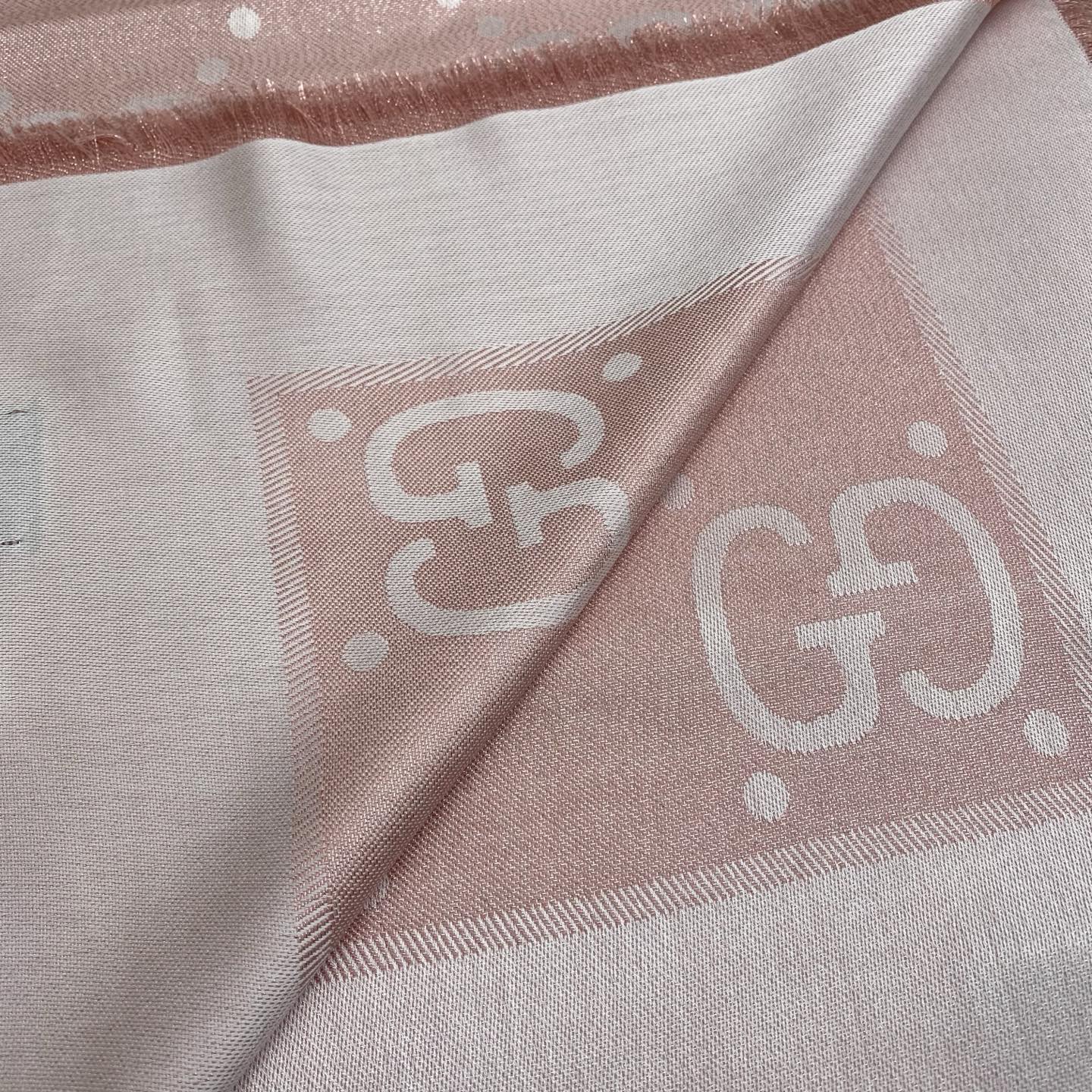 𝐆𝐆 金属提花披肩135*135cm.32%粘胶纤维.25%绵.24%羊毛.11%桑蚕丝.8%金属化纤维