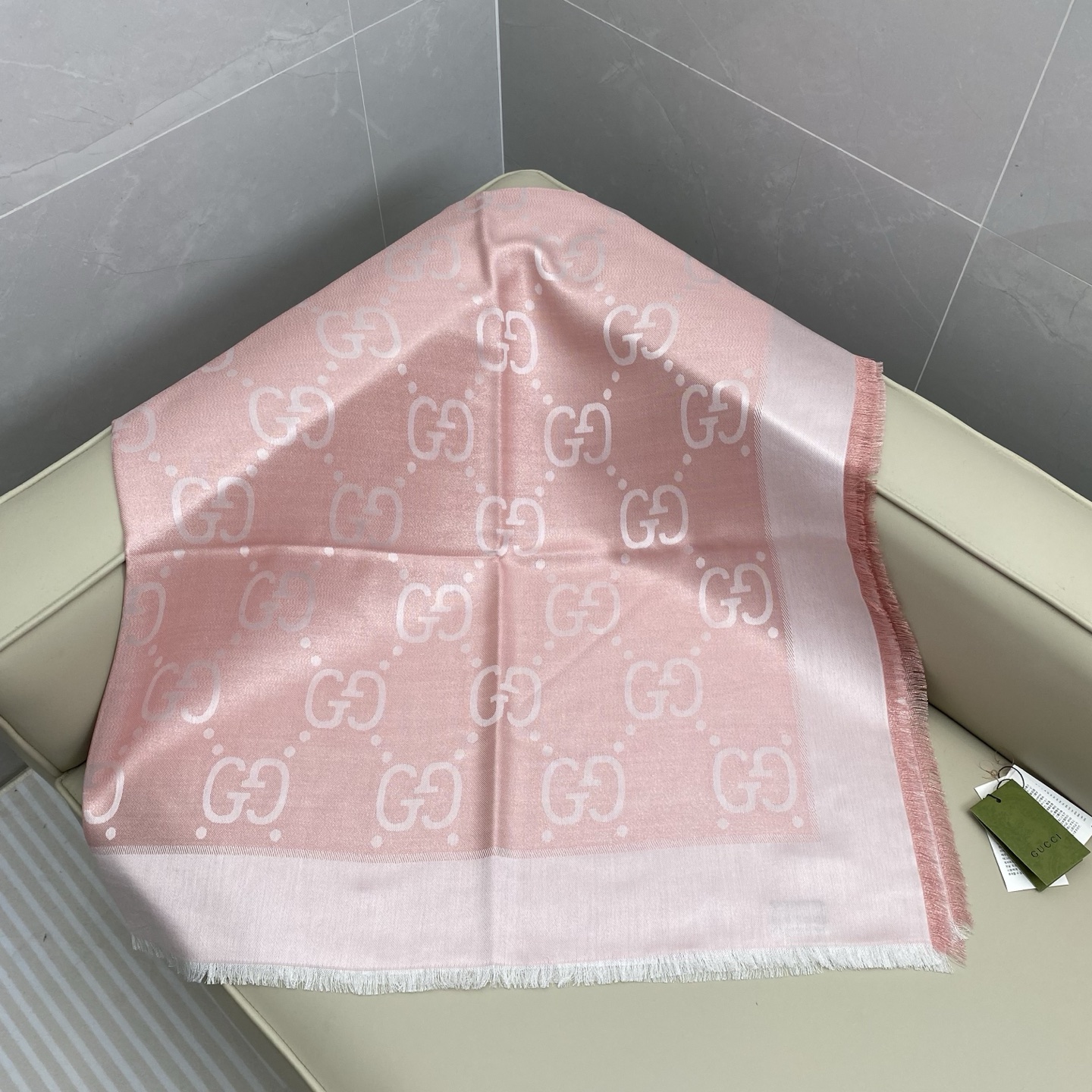 𝐆𝐆 金属提花披肩135*135cm.32%粘胶纤维.25%绵.24%羊毛.11%桑蚕丝.8%金属化纤维