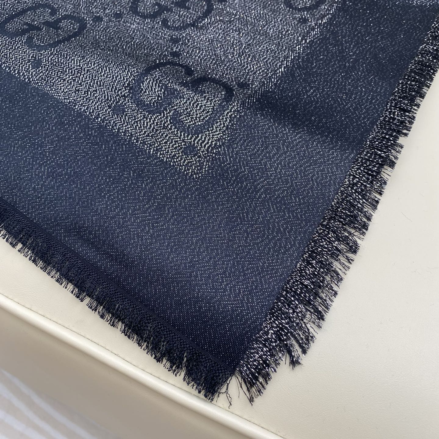 𝐆𝐆 金属提花披肩135*135cm.32%粘胶纤维.25%绵.24%羊毛.11%桑蚕丝.8%金属化纤维