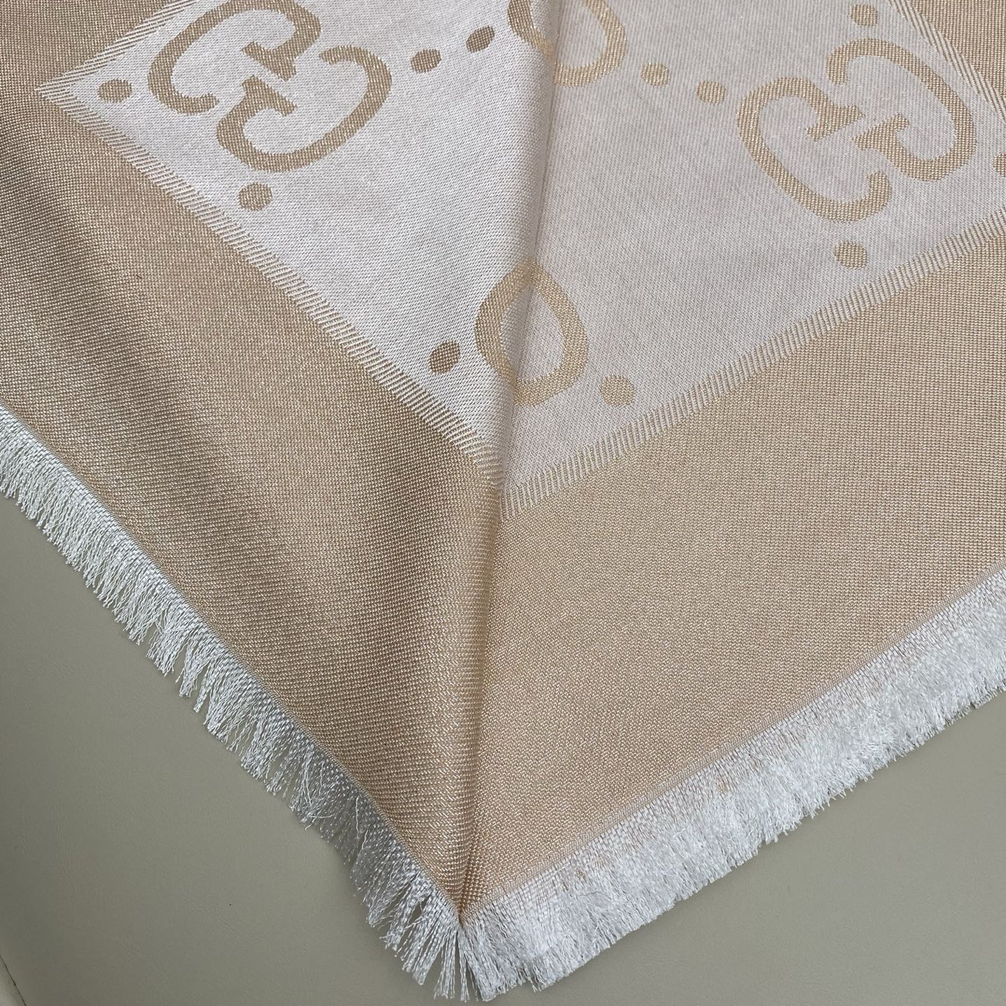 𝐆𝐆 金属提花披肩135*135cm.32%粘胶纤维.25%绵.24%羊毛.11%桑蚕丝.8%金属化纤维