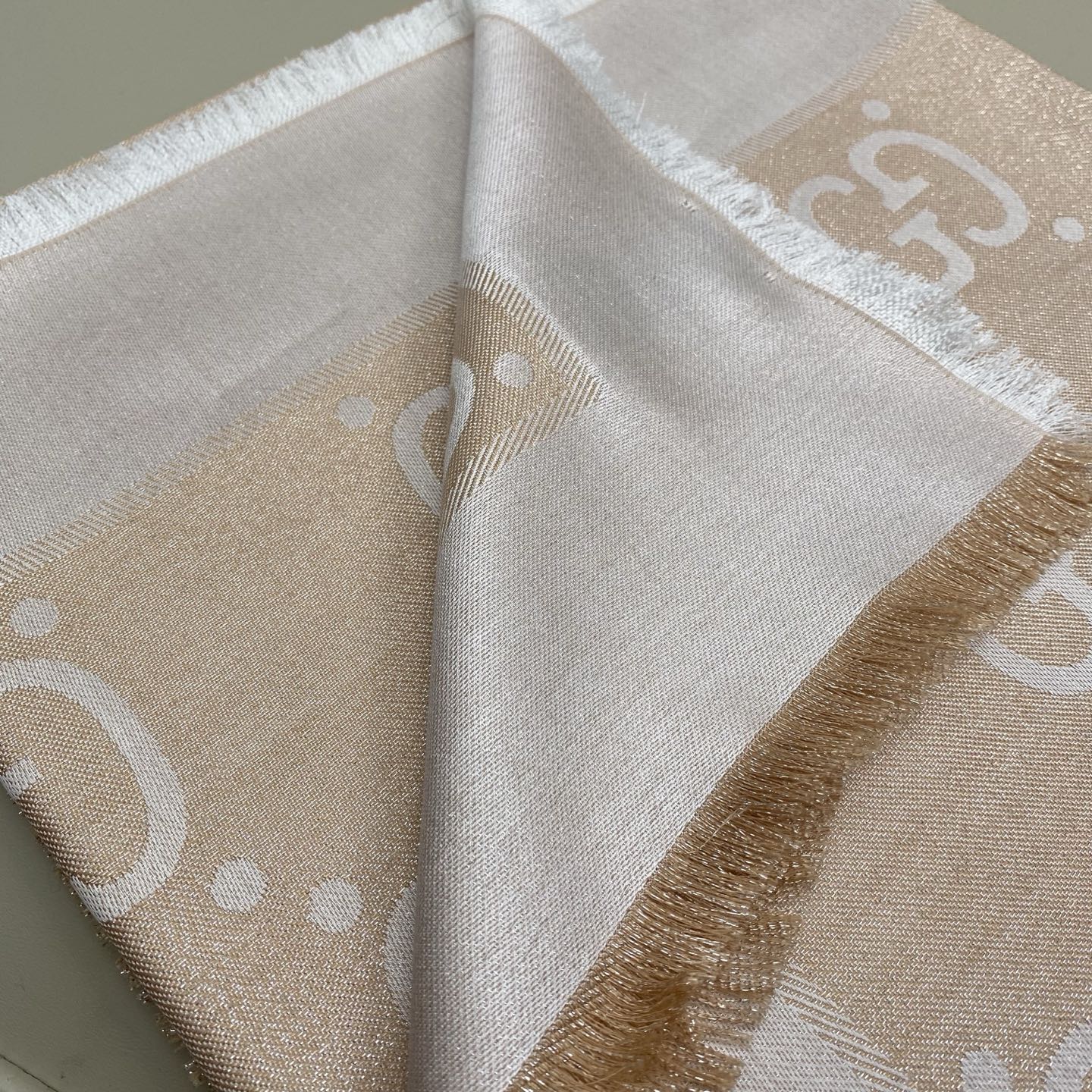 𝐆𝐆 金属提花披肩135*135cm.32%粘胶纤维.25%绵.24%羊毛.11%桑蚕丝.8%金属化纤维