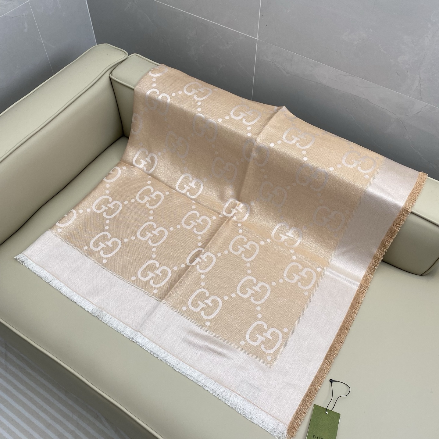 𝐆𝐆 金属提花披肩135*135cm.32%粘胶纤维.25%绵.24%羊毛.11%桑蚕丝.8%金属化纤维