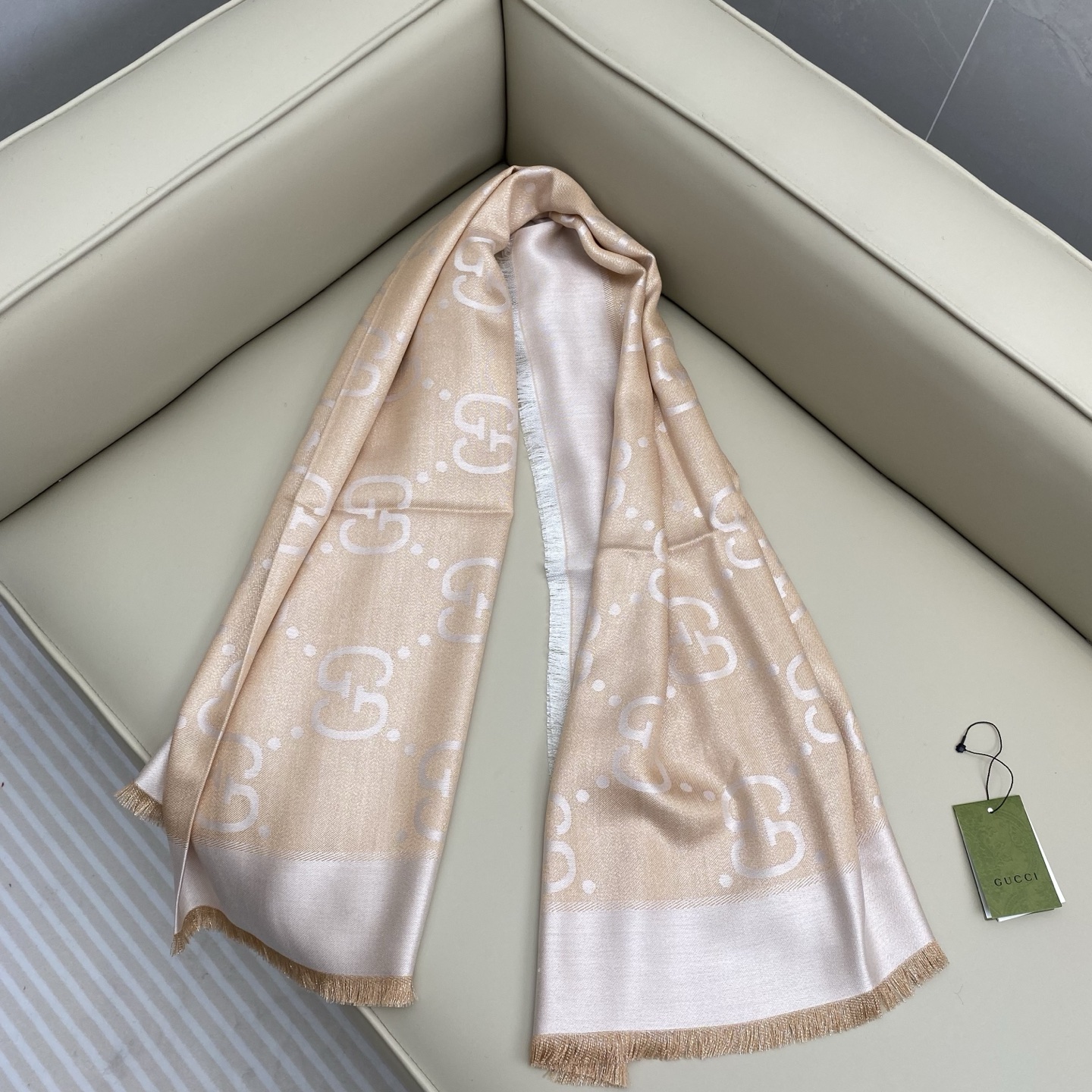 𝐆𝐆 金属提花披肩135*135cm.32%粘胶纤维.25%绵.24%羊毛.11%桑蚕丝.8%金属化纤维