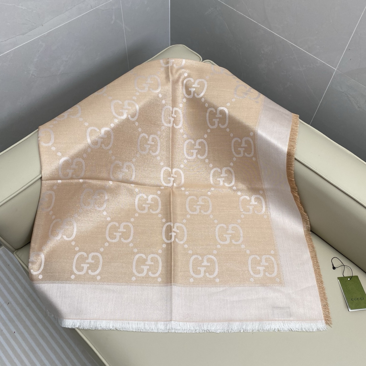 𝐆𝐆 金属提花披肩135*135cm.32%粘胶纤维.25%绵.24%羊毛.11%桑蚕丝.8%金属化纤维