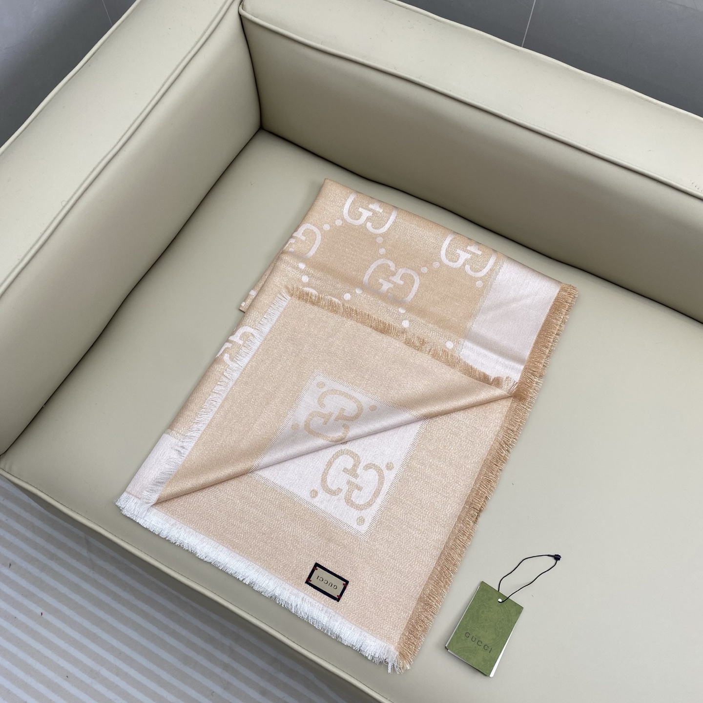 𝐆𝐆 金属提花披肩135*135cm.32%粘胶纤维.25%绵.24%羊毛.11%桑蚕丝.8%金属化纤维