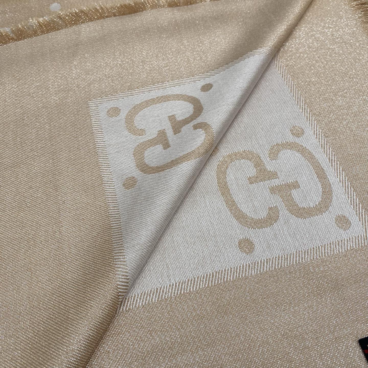 𝐆𝐆 金属提花披肩135*135cm.32%粘胶纤维.25%绵.24%羊毛.11%桑蚕丝.8%金属化纤维