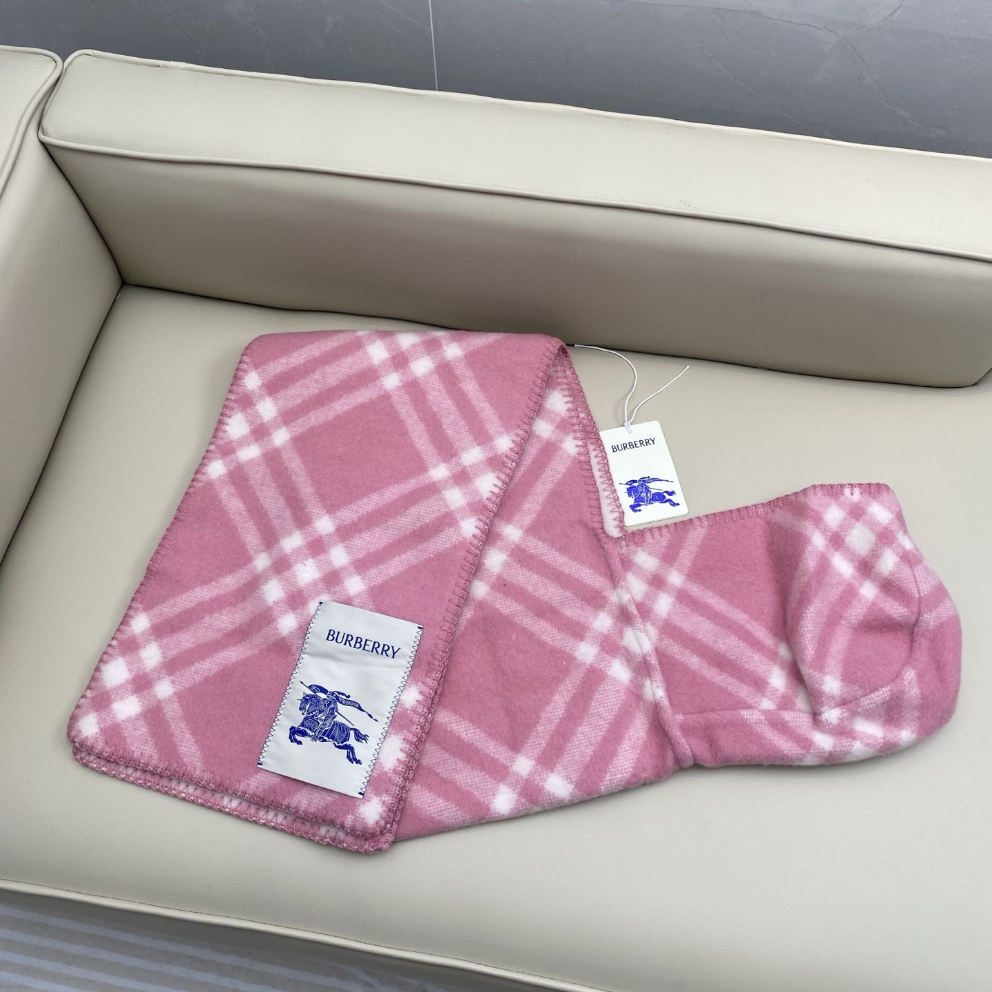 𝐁𝐁𝐫 格纹连帽围巾披肩195*30cm.100%绵羊毛围巾选用挪威精纺羊毛面料打造，装饰新季格纹。连帽